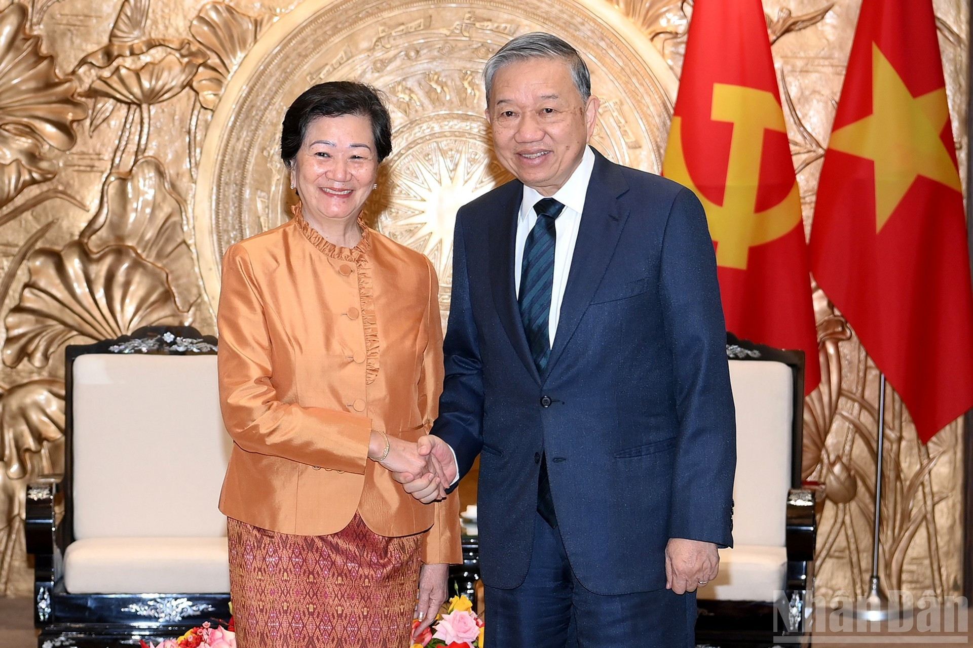 El secretario general del Partido Comunista de Vietnam, To Lam, y la embajadora saliente de Camboya, Chea Kimtha.