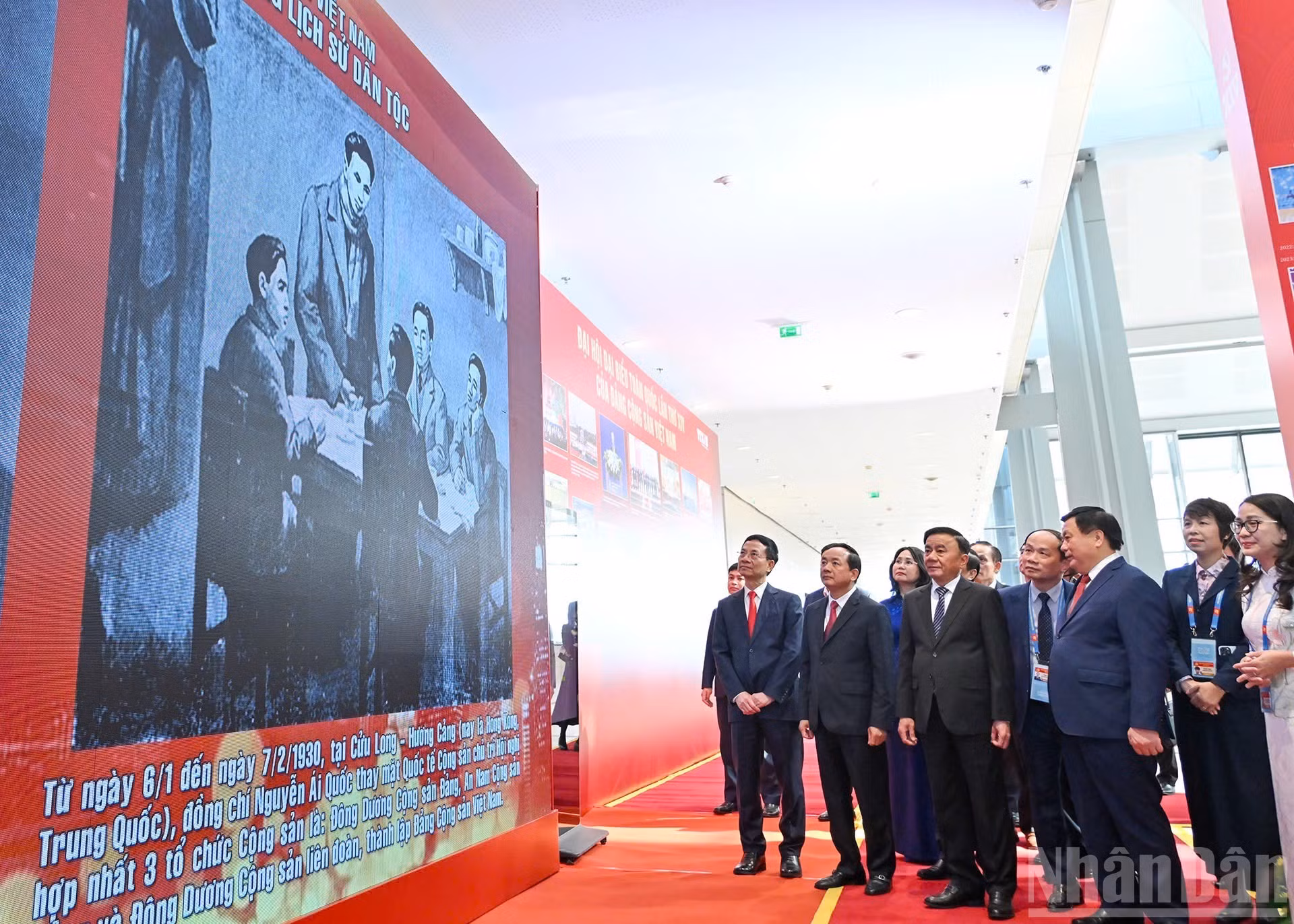 El alto funcionario partidista y delegados recorren una exposición in situ.