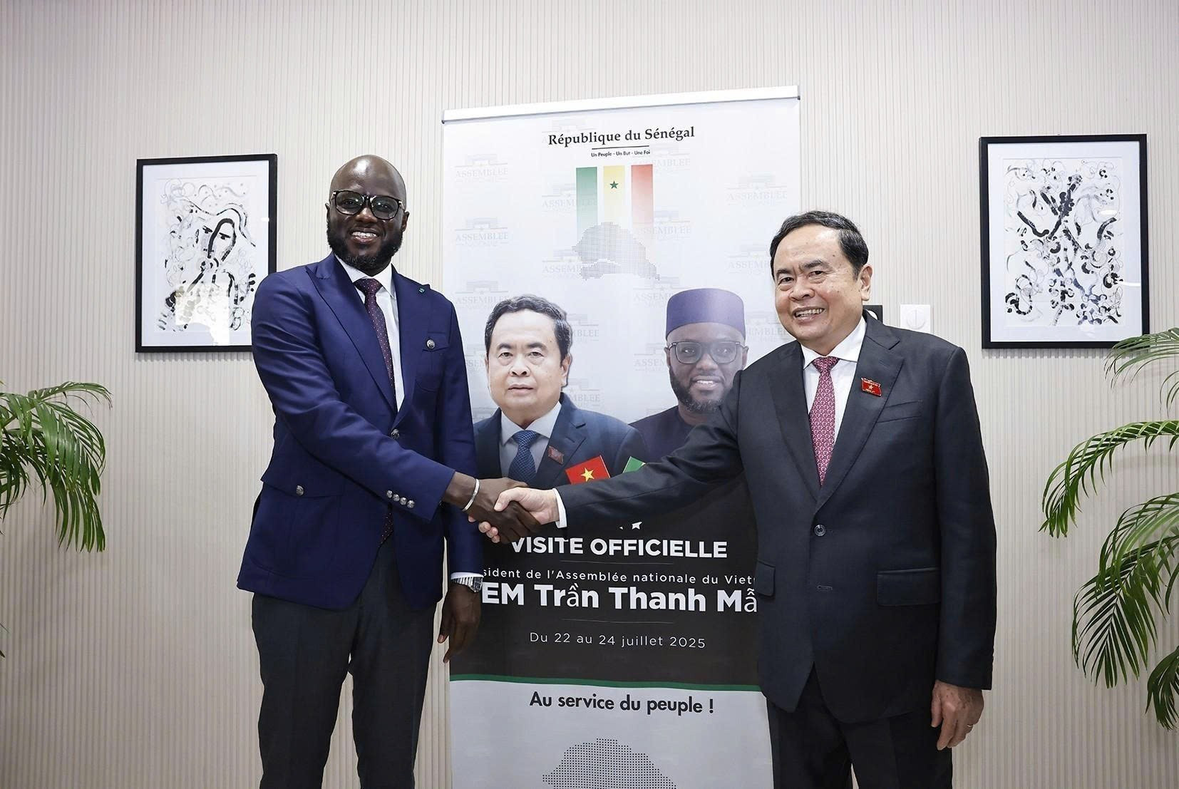 El presidente de la Asamblea Nacional de Senegal, Malick Ndiaye, y su homólogo de Vietnam, Tran Thanh Man. El presidente de la Asamblea Nacional de Senegal, Malick Ndiaye, y su homólogo de Vietnam, Tran Thanh Man.