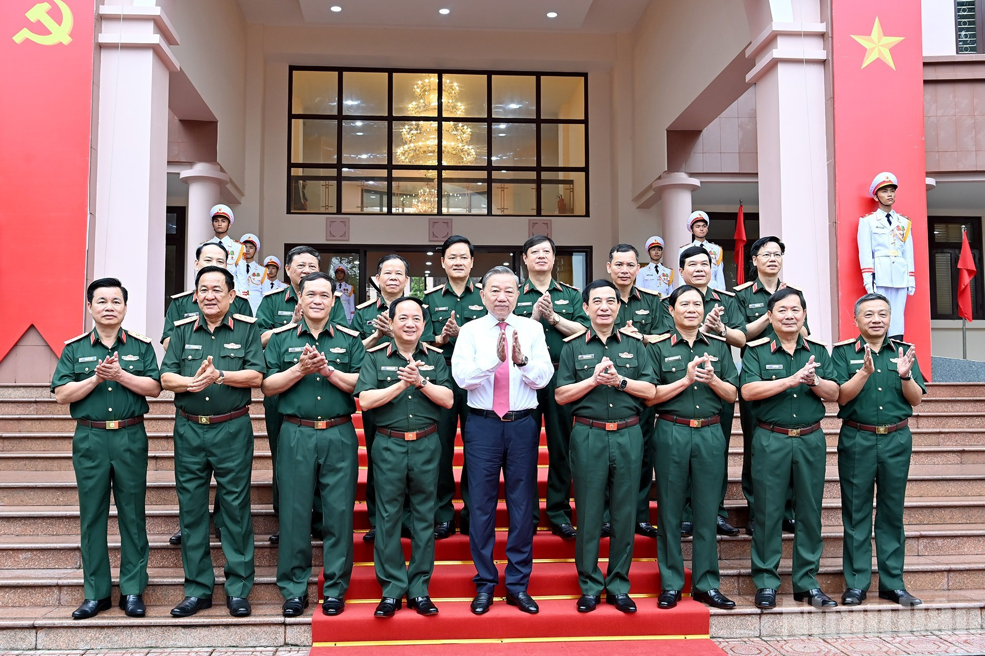 El dirigente partidista posa junto a delegados.