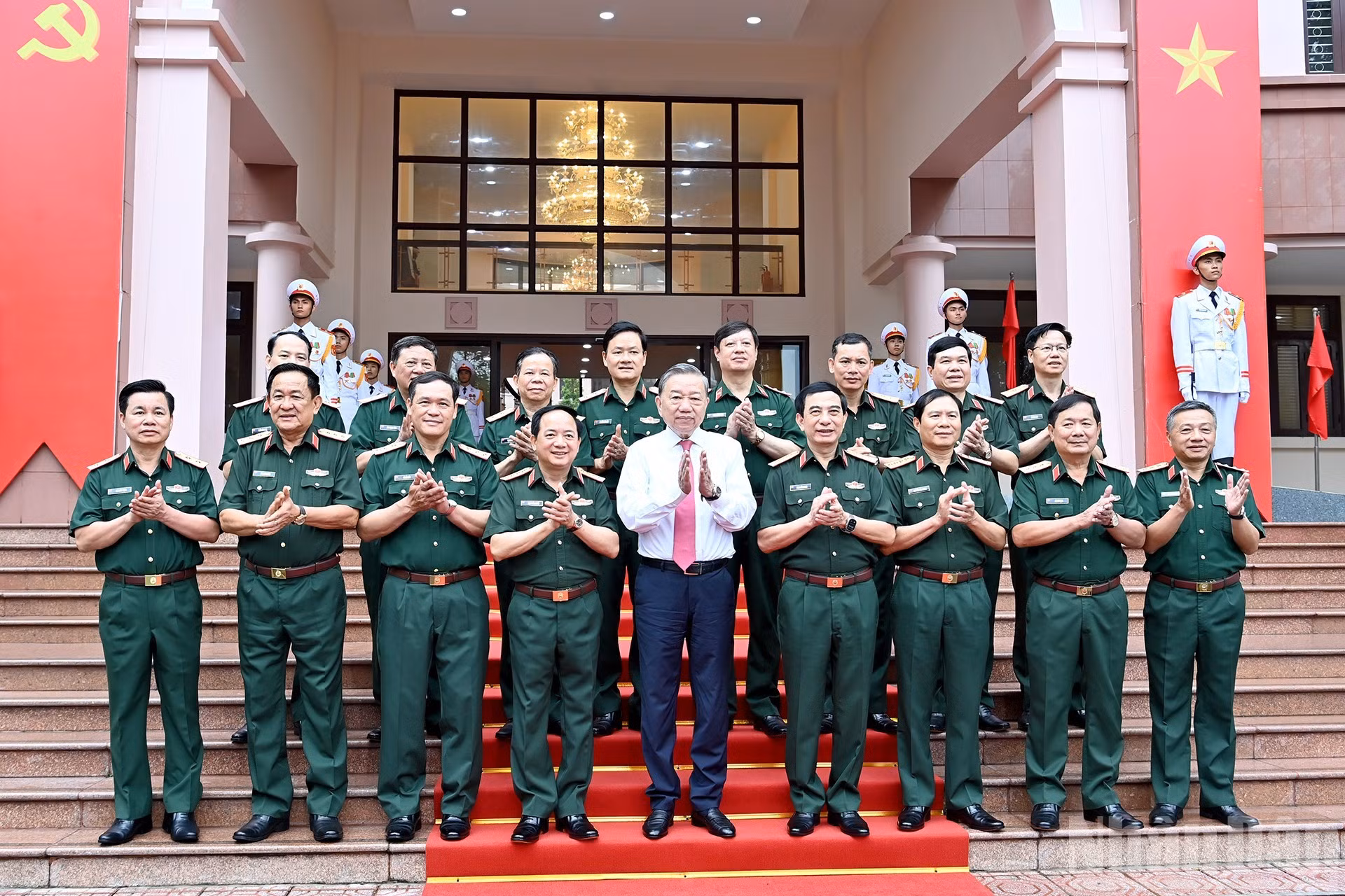El dirigente partidista posa junto a delegados.