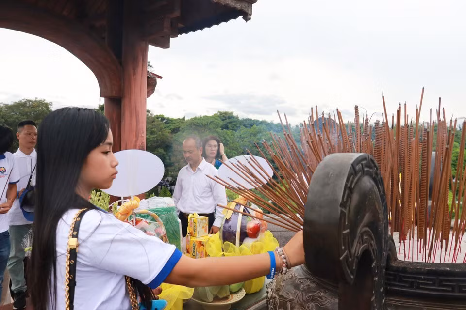 Jóvenes y estudiantes vietnamitas ofrecen inciensos en homenaje a los combatientes caídos en la Ciudadela de Quang Tri.