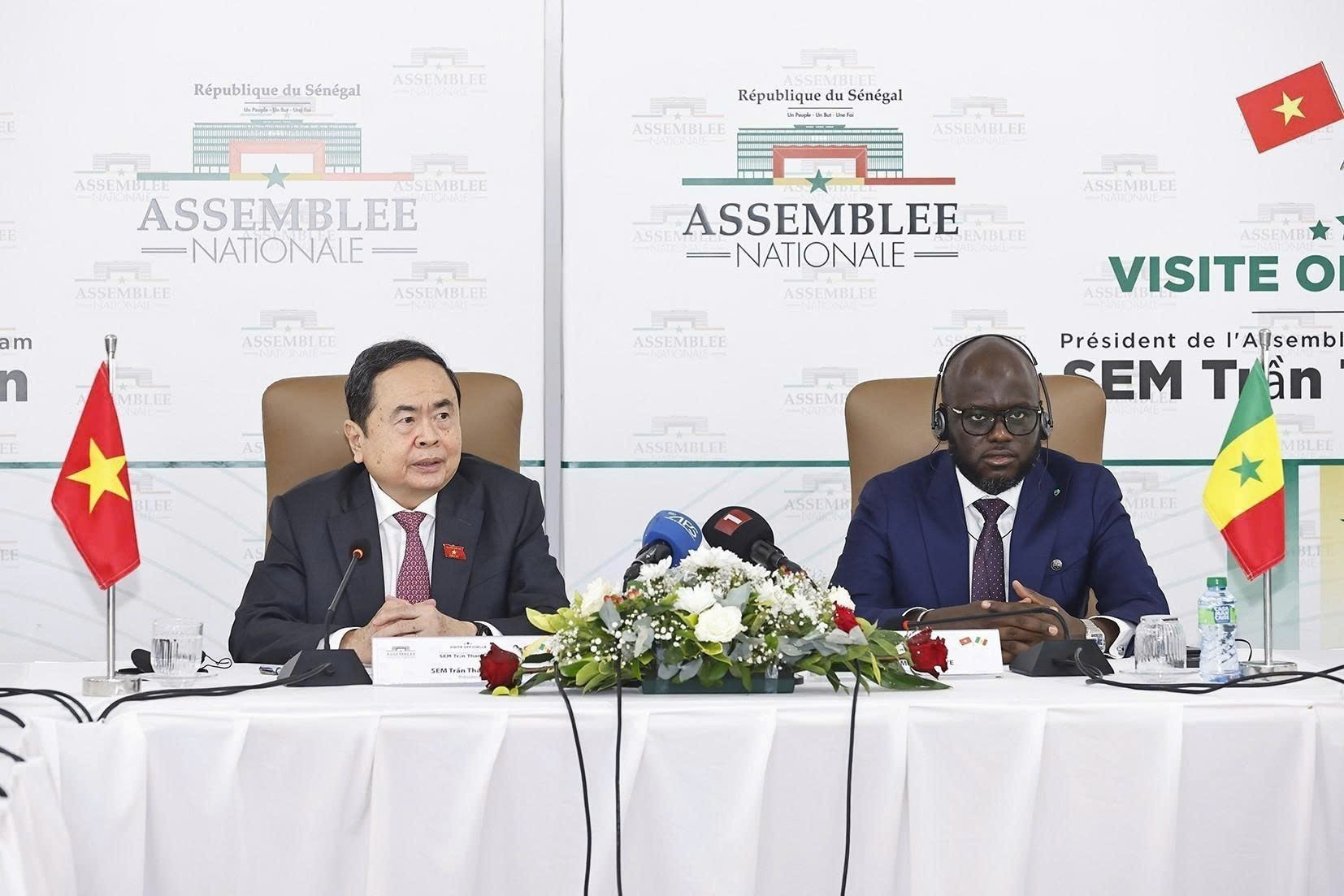 El presidente de la Asamblea Nacional de Senegal, Malick Ndiaye, y su homólogo de Vietnam, Tran Thanh Man, en las conversaciones. El presidente de la Asamblea Nacional de Senegal, Malick Ndiaye, y su homólogo de Vietnam, Tran Thanh Man, en las conversaciones.