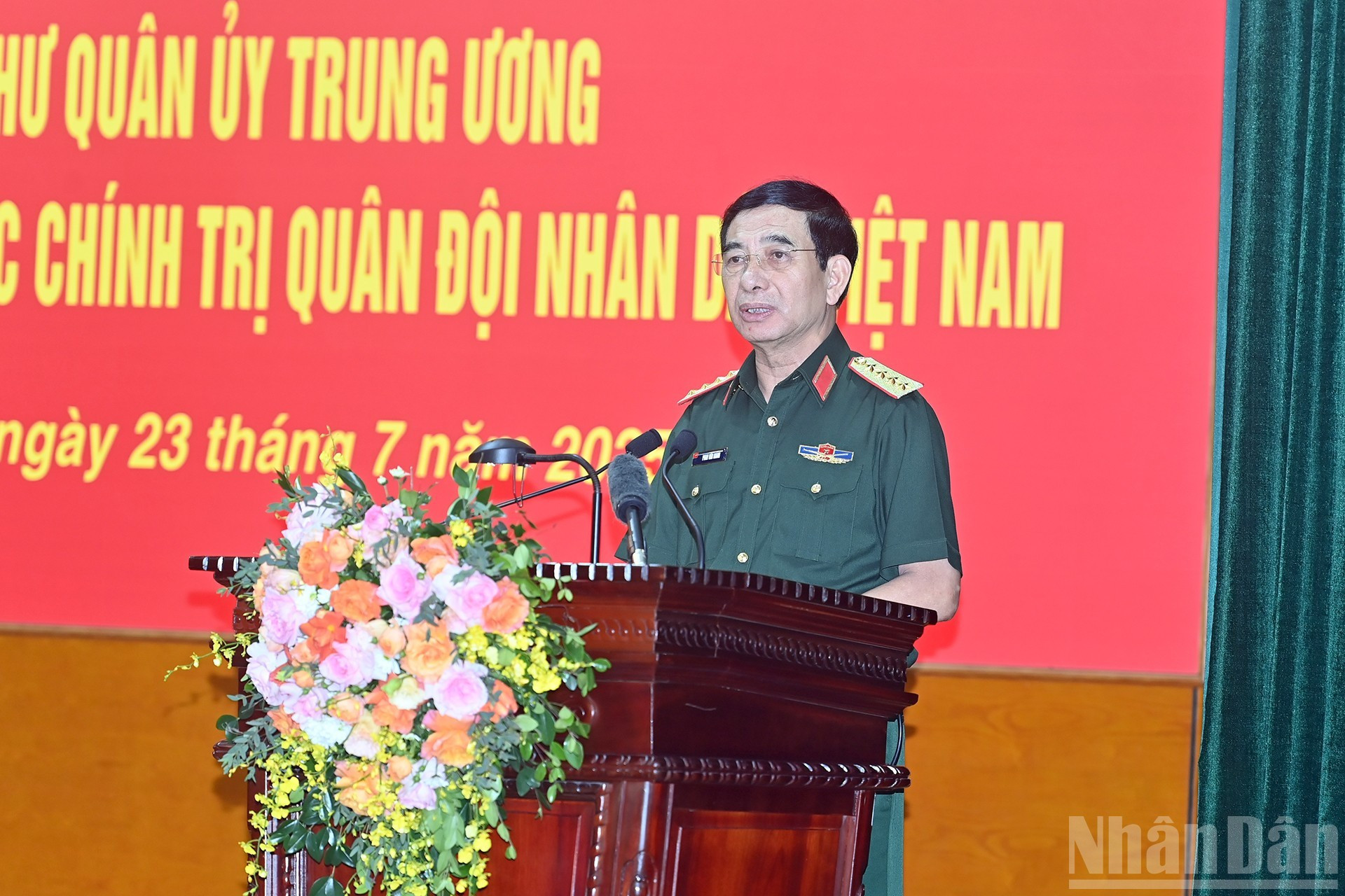 El general Phan Van Giang, miembro del Buró Político del Comité Central del Partido, ministro de Defensa y vicesecretario de la Comisión Militar Central, en su discurso.