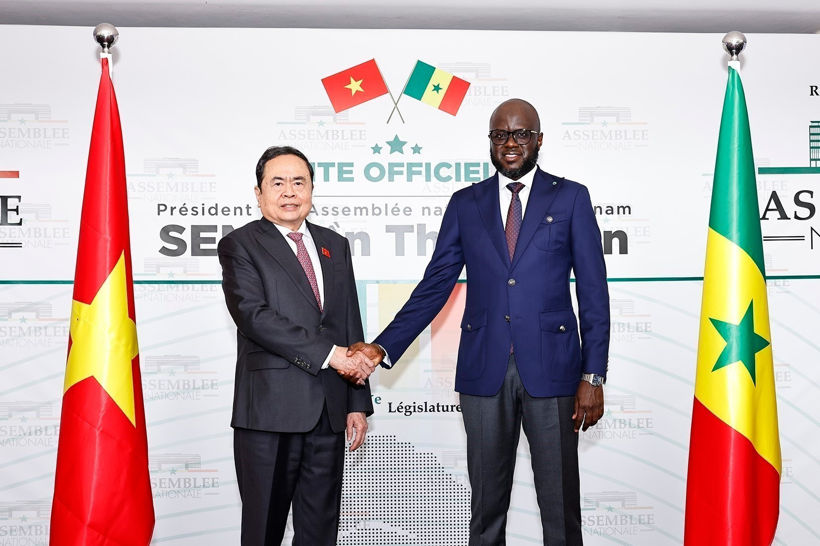 El presidente de la Asamblea Nacional de Vietnam, Tran Thanh Man, y su homólogo anfitrión, Malick Ndiaye. El presidente de la Asamblea Nacional de Vietnam, Tran Thanh Man, y su homólogo anfitrión, Malick Ndiaye.