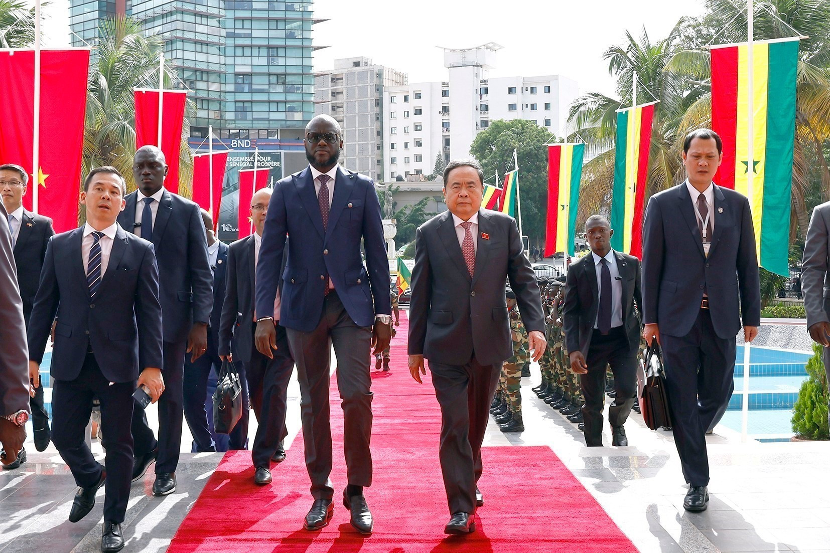 El presidente de la Asamblea Nacional de Senegal, Malick Ndiaye, encabeza la recepción ceremonial a su par vietnamita, Tran Thanh Man. El presidente de la Asamblea Nacional de Senegal, Malick Ndiaye, encabeza la recepción ceremonial a su par vietnamita, Tran Thanh Man.