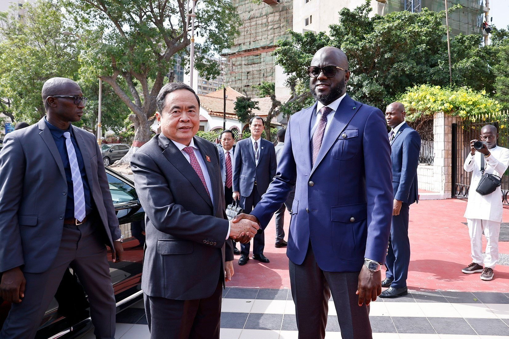 El presidente de la Asamblea Nacional de Senegal, Malick Ndiaye (derecha), recibe a su homólogo vietnamita, Tran Thanh Man. El presidente de la Asamblea Nacional de Senegal, Malick Ndiaye (derecha), recibe a su homólogo vietnamita, Tran Thanh Man.
