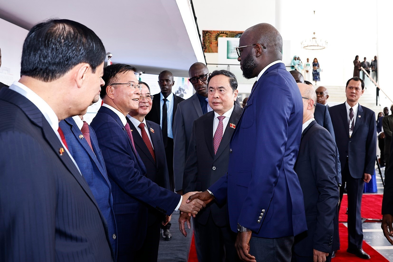 Thanh Man presenta a miembros de su delegación a Malick Ndiaye. Thanh Man presenta a miembros de su delegación a Malick Ndiaye.
