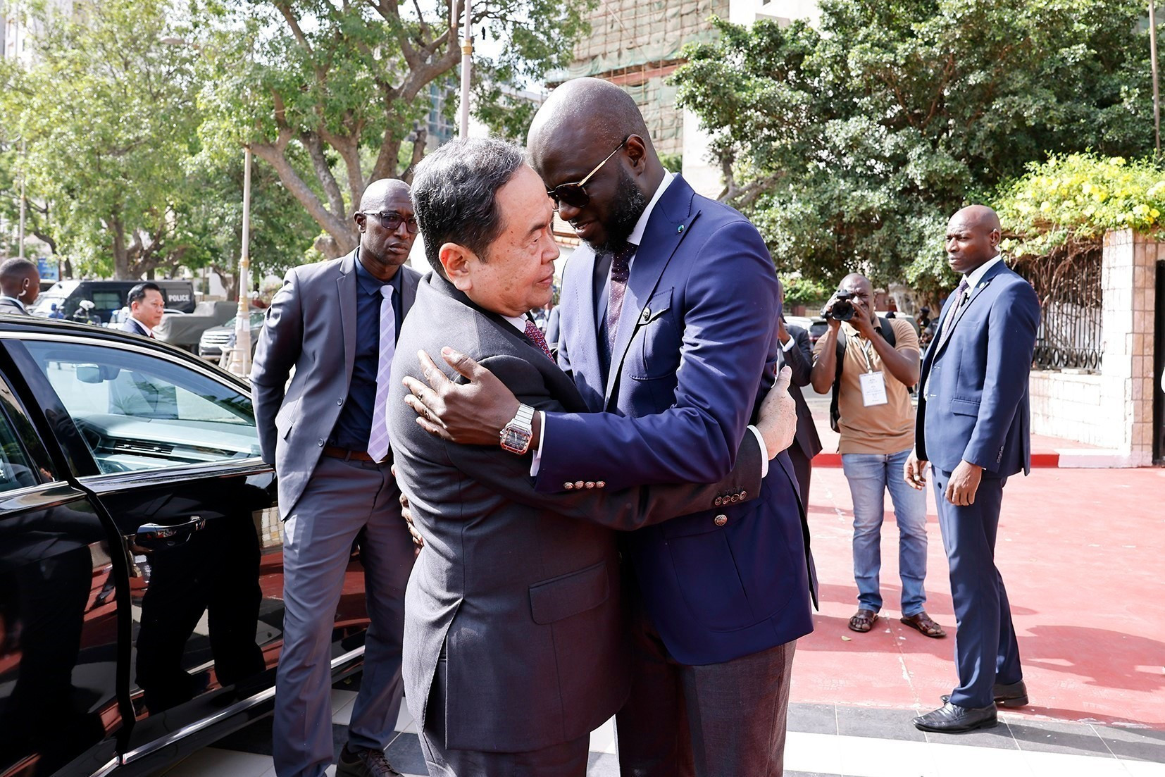 El presidente de la Asamblea Nacional de Senegal, Malick Ndiaye, recibe a su homólogo vietnamita, Tran Thanh Man. El presidente de la Asamblea Nacional de Senegal, Malick Ndiaye, recibe a su homólogo vietnamita, Tran Thanh Man.