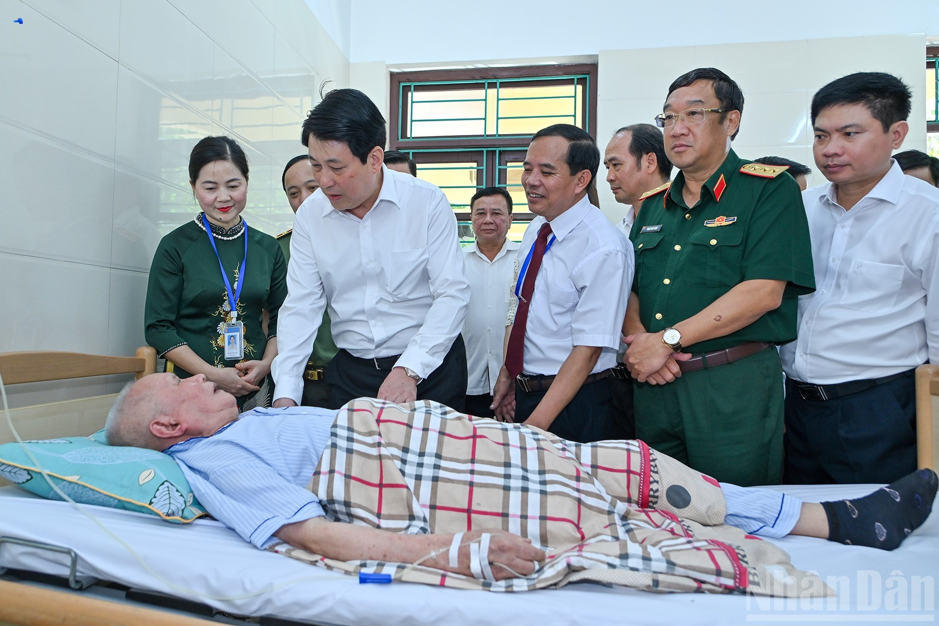 El presidente Luong Cuong visita a Nguyen Xuan Mai, un excombatiente bajo tratamiento en el centro. El presidente Luong Cuong visita a Nguyen Xuan Mai, un excombatiente bajo tratamiento en el centro.