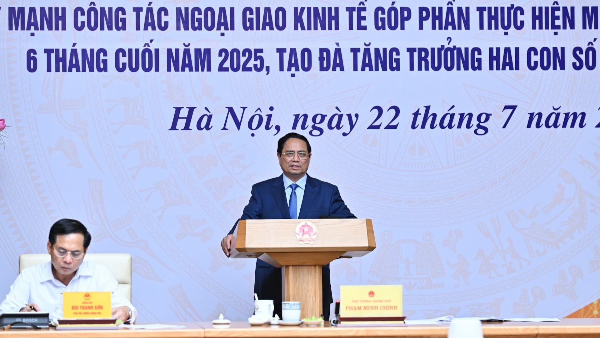 [Foto] Premier vietnamita dirige reunión con misiones sobre diplomacia económica