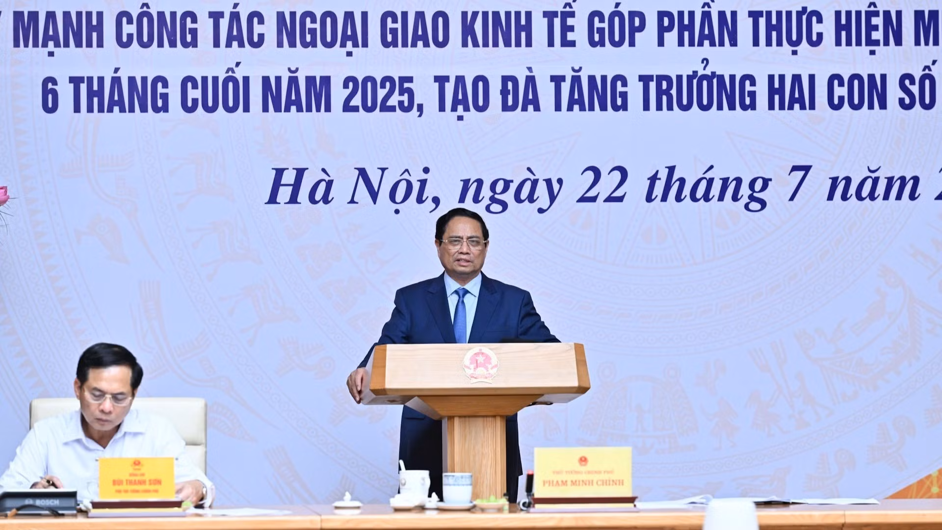 [Foto] Premier vietnamita dirige reunión con misiones sobre diplomacia económica