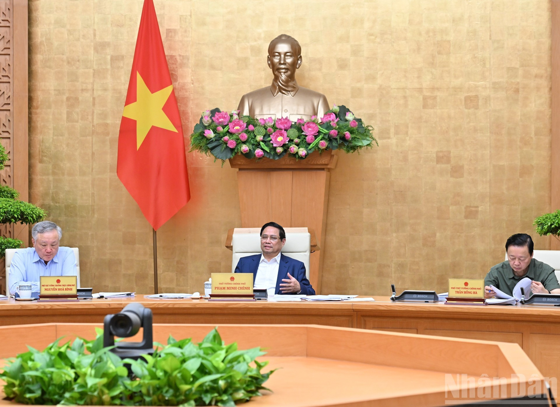 [Foto] Premier vietnamita preside reunión gubernamental de julio sobre formulación de leyes