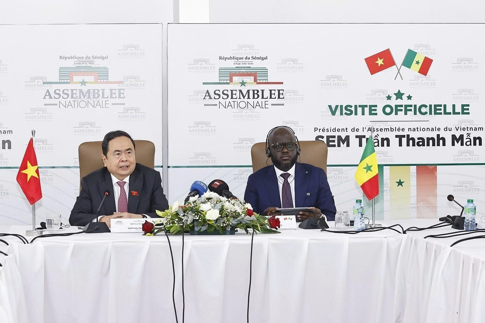 El presidente de la Asamblea Nacional de Senegal, Malick Ndiaye, y su homólogo de Vietnam, Tran Thanh Man, ofrecen sesiones abiertas. El presidente de la Asamblea Nacional de Senegal, Malick Ndiaye, y su homólogo de Vietnam, Tran Thanh Man, ofrecen sesiones abiertas.