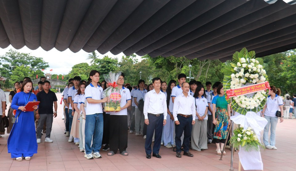 Jóvenes y estudiantes vietnamitas ofrecen inciensos en homenaje a los combatientes caídos en la Ciudadela de Quang Tri. Jóvenes y estudiantes vietnamitas ofrecen inciensos en homenaje a los combatientes caídos en la Ciudadela de Quang Tri.