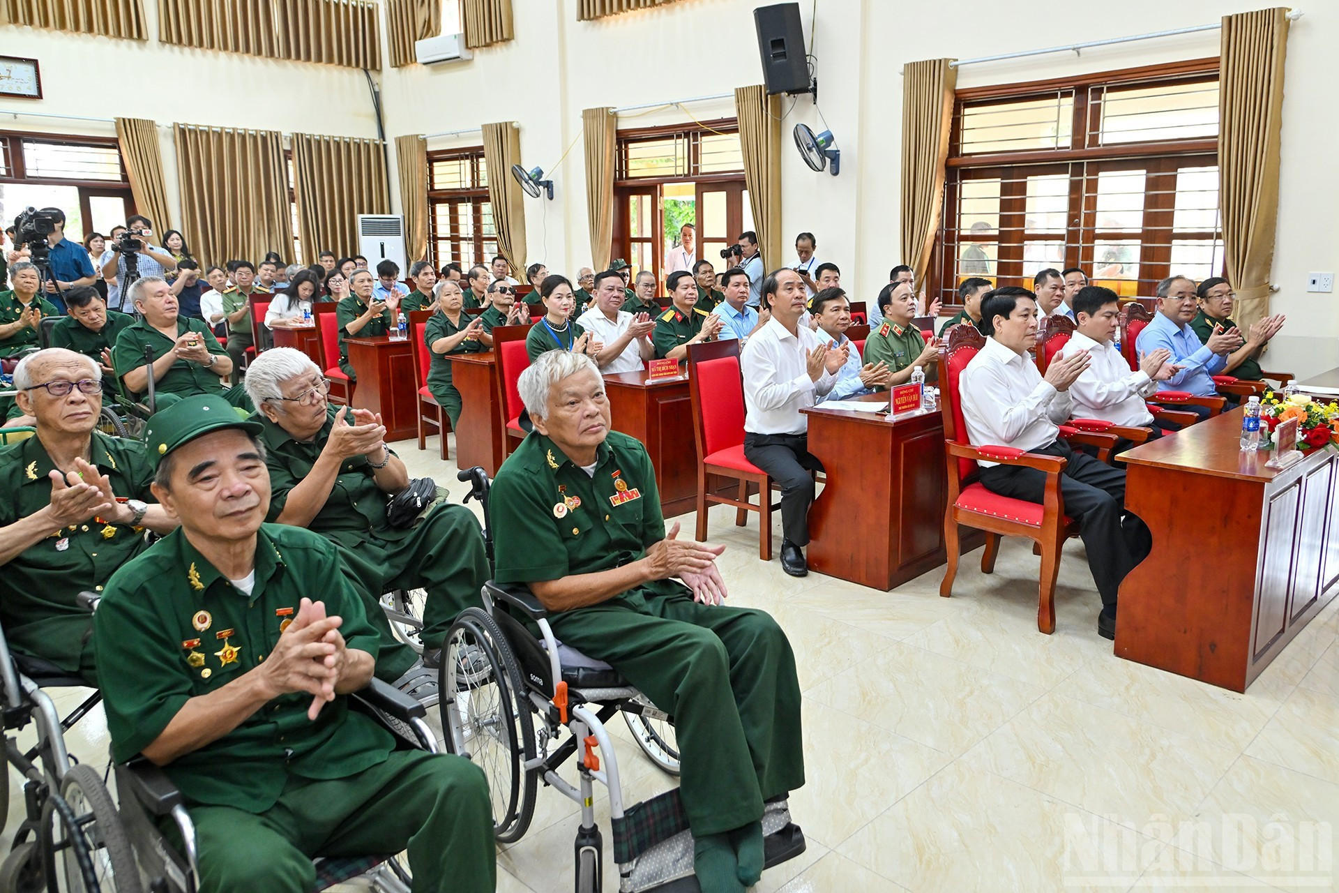 Veteranos de guerra en el Centro y otros delegados a la reunión. Veteranos de guerra en el Centro y otros delegados a la reunión.