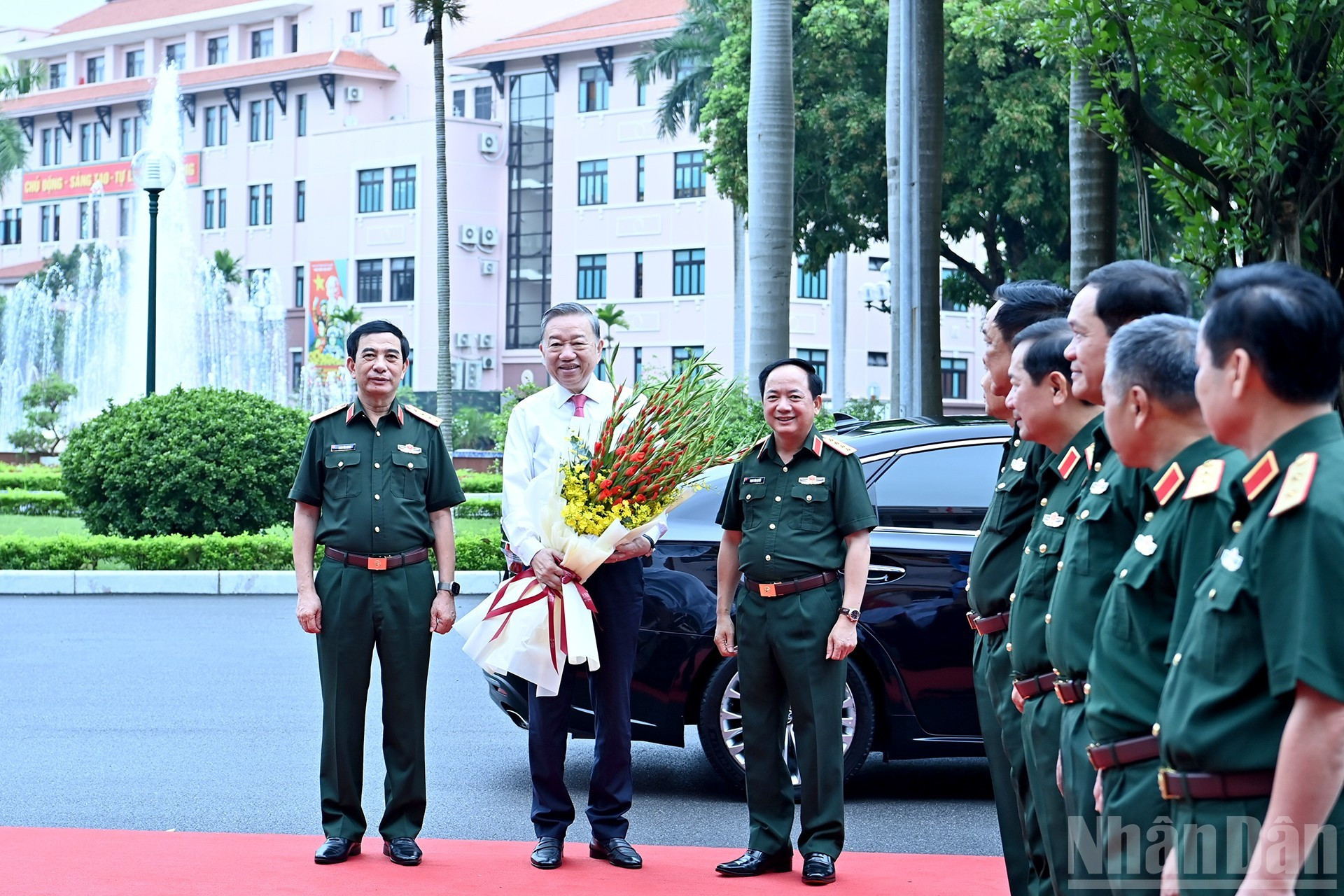 Dirigentes del Ministerio de Defensa y de la Dirección General de Política del EPV reciben al secretario general del PCV, To Lam.
