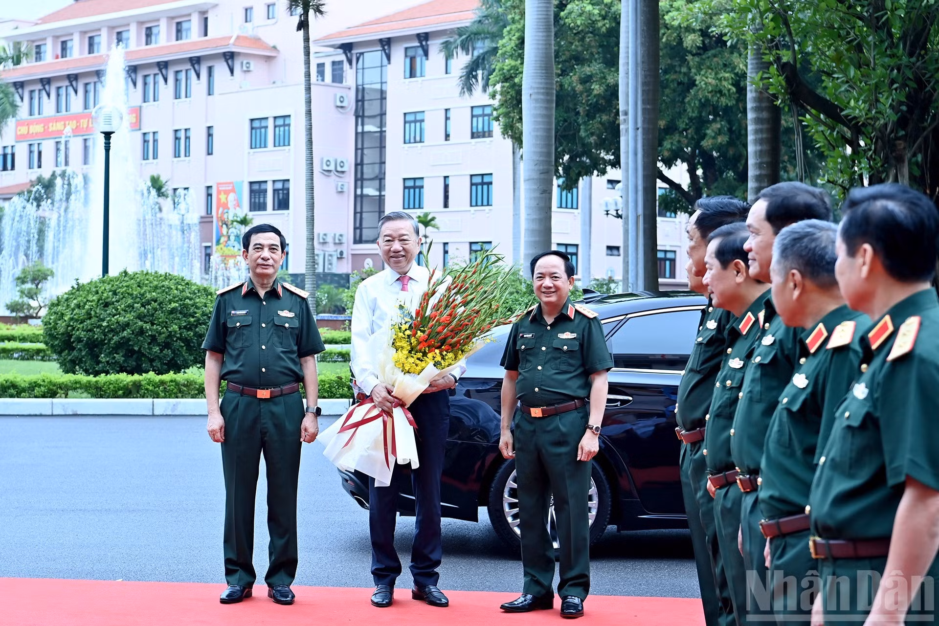 Dirigentes del Ministerio de Defensa y de la Dirección General de Política del EPV reciben al secretario general del PCV, To Lam.