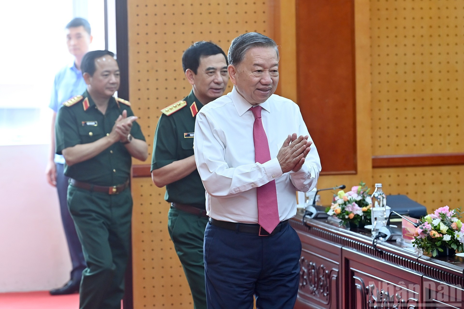 El dirigente llega al lugar de la reunión.
