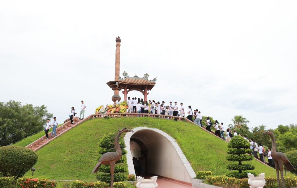 La delegación de jóvenes y estudiantes vietnamitas residentes en el extranjero ofrece inciensos y flores en memoria de los mártires de guerra en la Ciudadela de Quang Tri. La delegación de jóvenes y estudiantes vietnamitas residentes en el extranjero ofrece inciensos y flores en memoria de los mártires de guerra en la Ciudadela de Quang Tri.