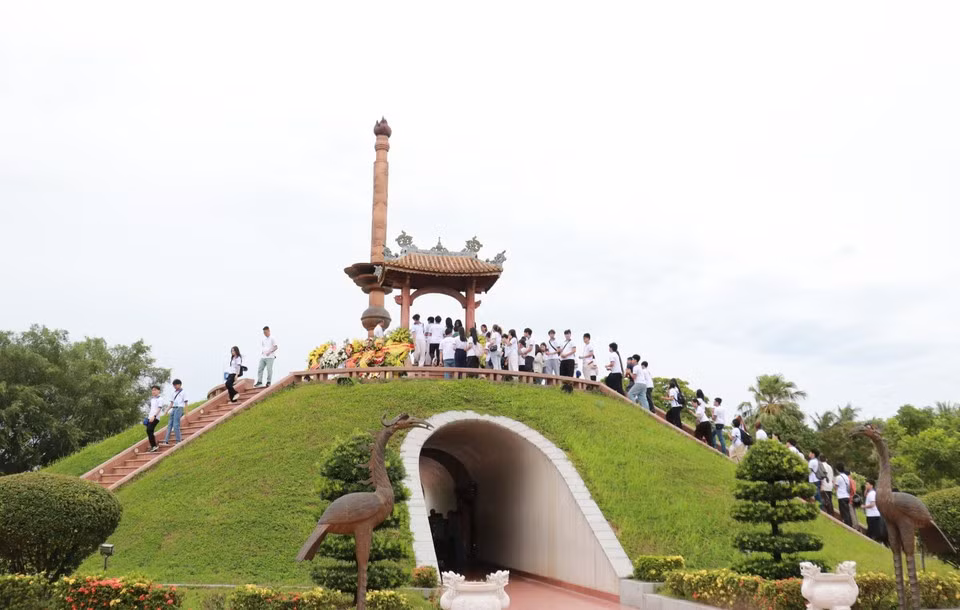 La delegación de jóvenes y estudiantes vietnamitas residentes en el extranjero ofrece inciensos y flores en memoria de los mártires de guerra en la Ciudadela de Quang Tri.