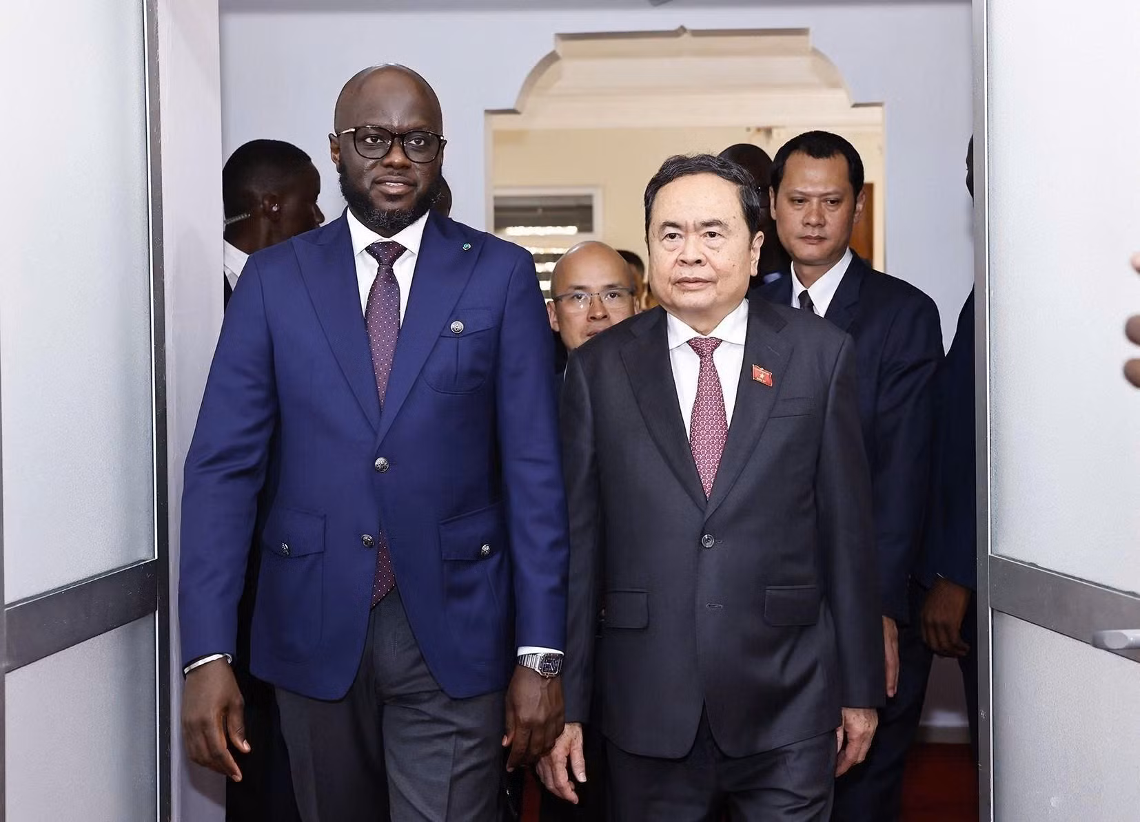 El presidente de la Asamblea Nacional de Senegal, Malick Ndiaye, y su homólogo de Vietnam, Tran Thanh Man.