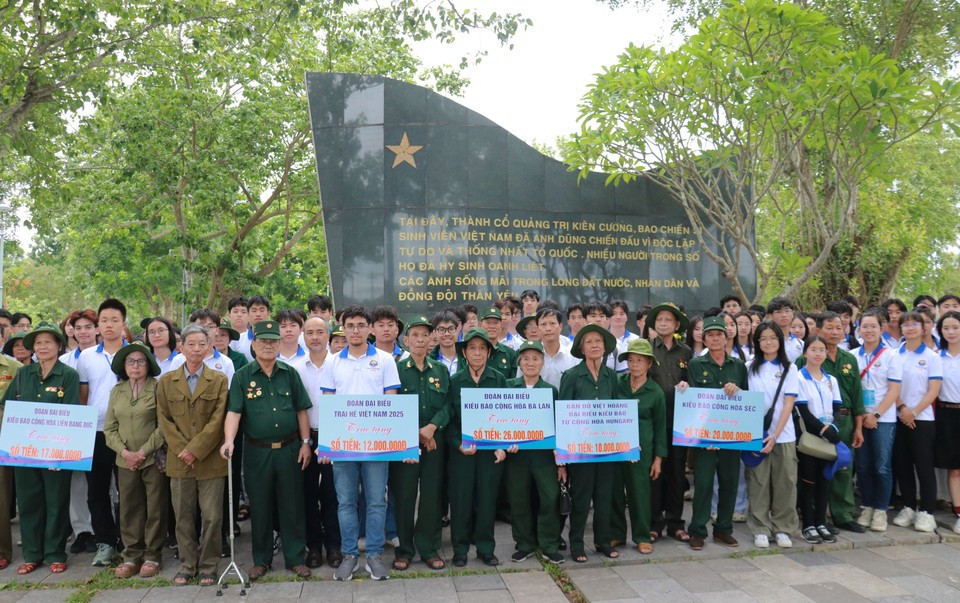 La delegación entrega donaciones a veteranos de guerra. La delegación entrega donaciones a veteranos de guerra.