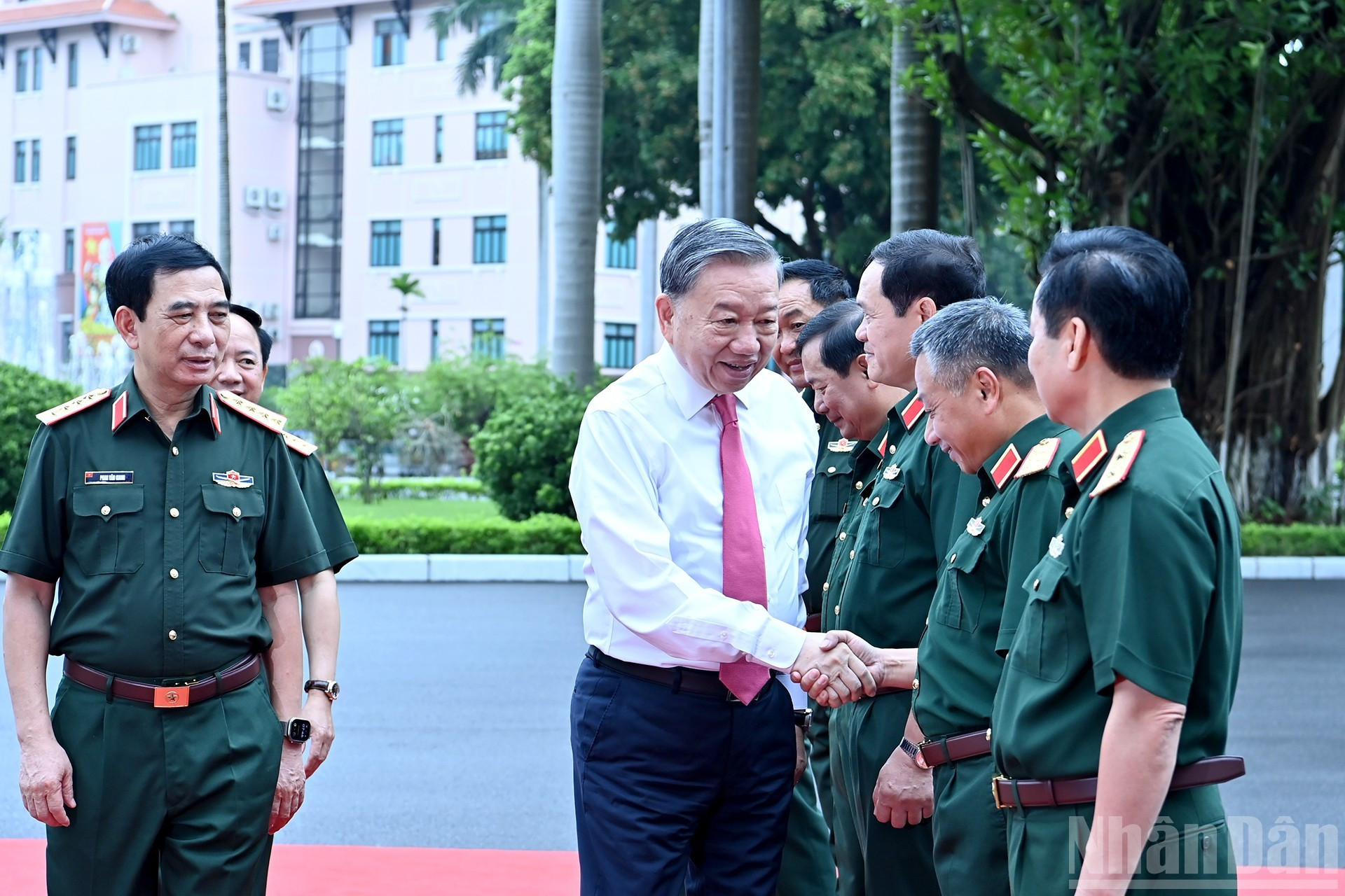 El líder partidista responde a la bienvenida de dirigentes del Ministerio de Defensa y de la Dirección General de Política del EPV.