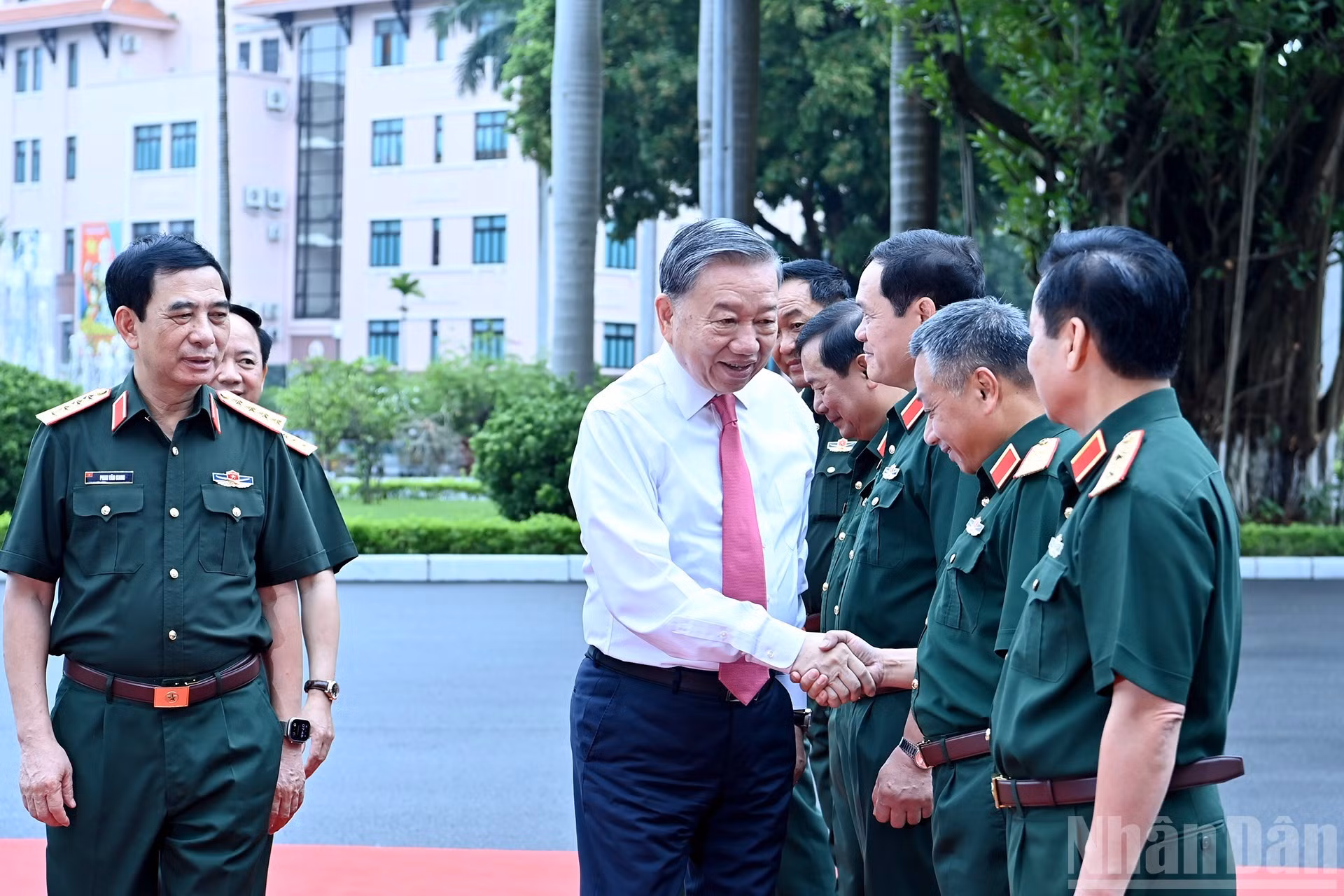 El líder partidista responde a la bienvenida de dirigentes del Ministerio de Defensa y de la Dirección General de Política del EPV.