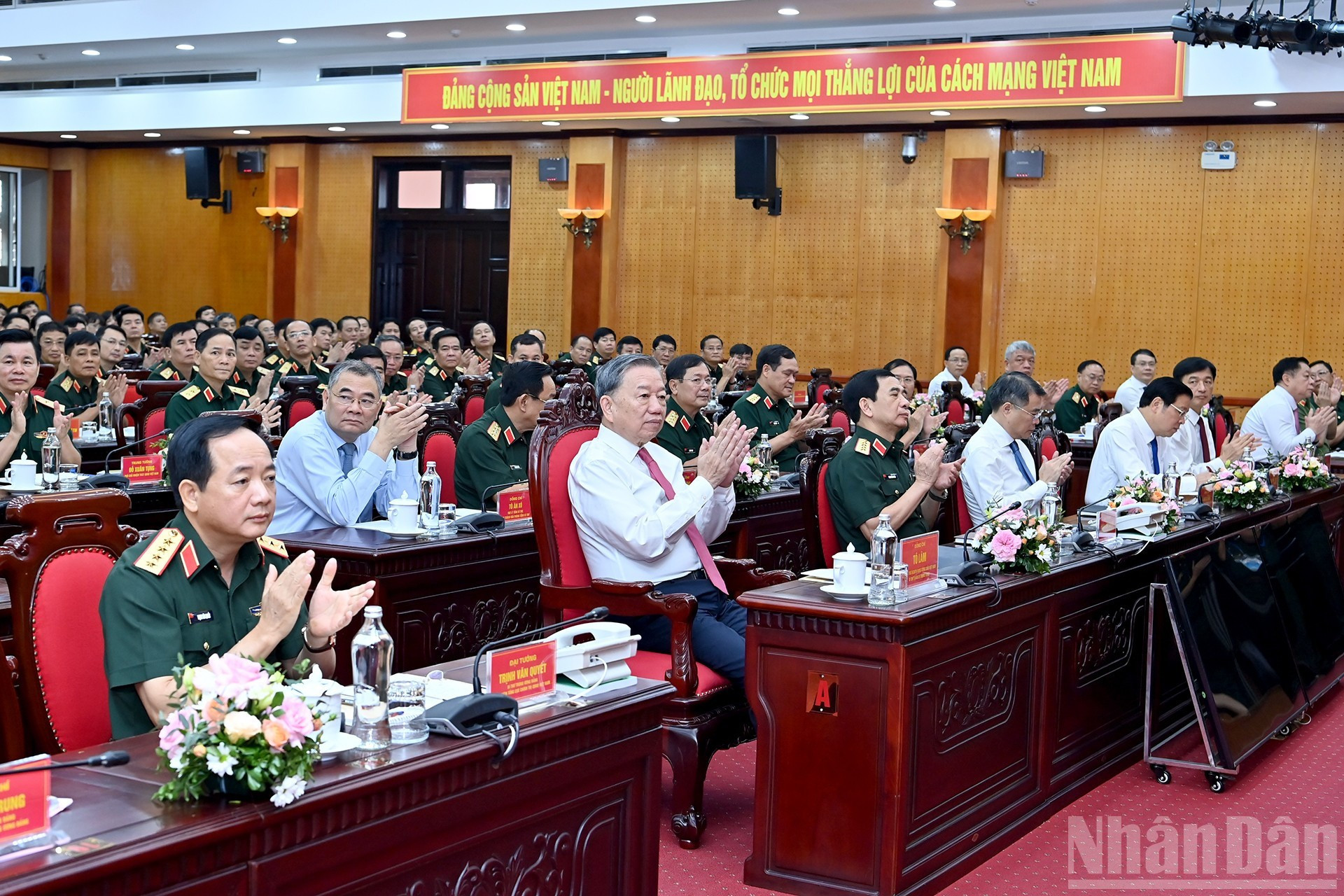El secretario general del PCV, To Lam, y oficiales participantes en la cita.