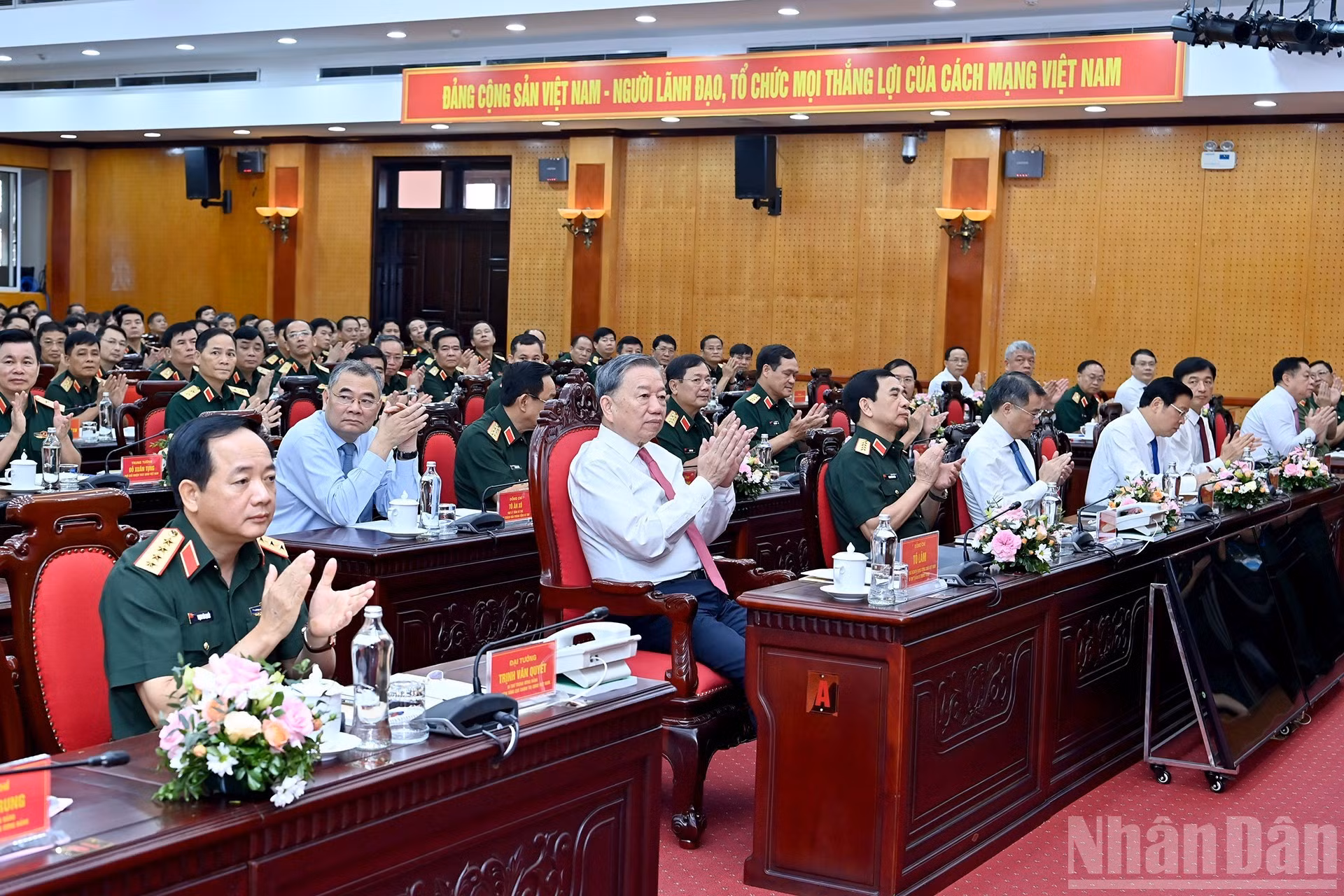 El secretario general del PCV, To Lam, y oficiales participantes en la cita.