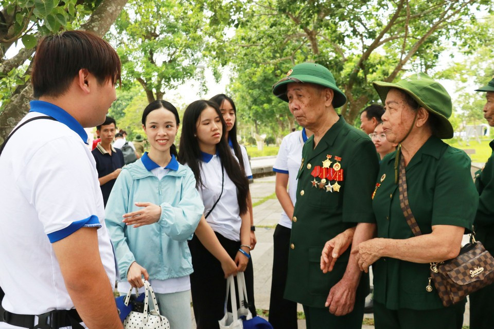 Jóvenes y estudiantes vietnamitas residentes en el extranjero conversan con veteranos de guerra. Jóvenes y estudiantes vietnamitas residentes en el extranjero conversan con veteranos de guerra.