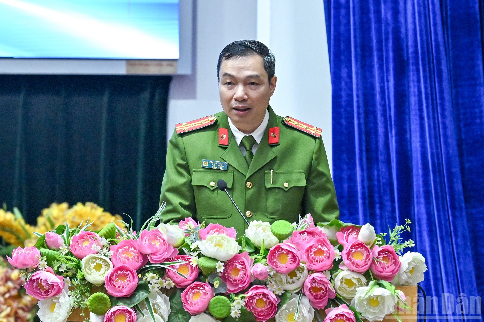 El director adjunto del Departamento de Policía Criminal del Ministerio de Seguridad Pública, Nguyen Thanh Ha, presenta una ponencia.