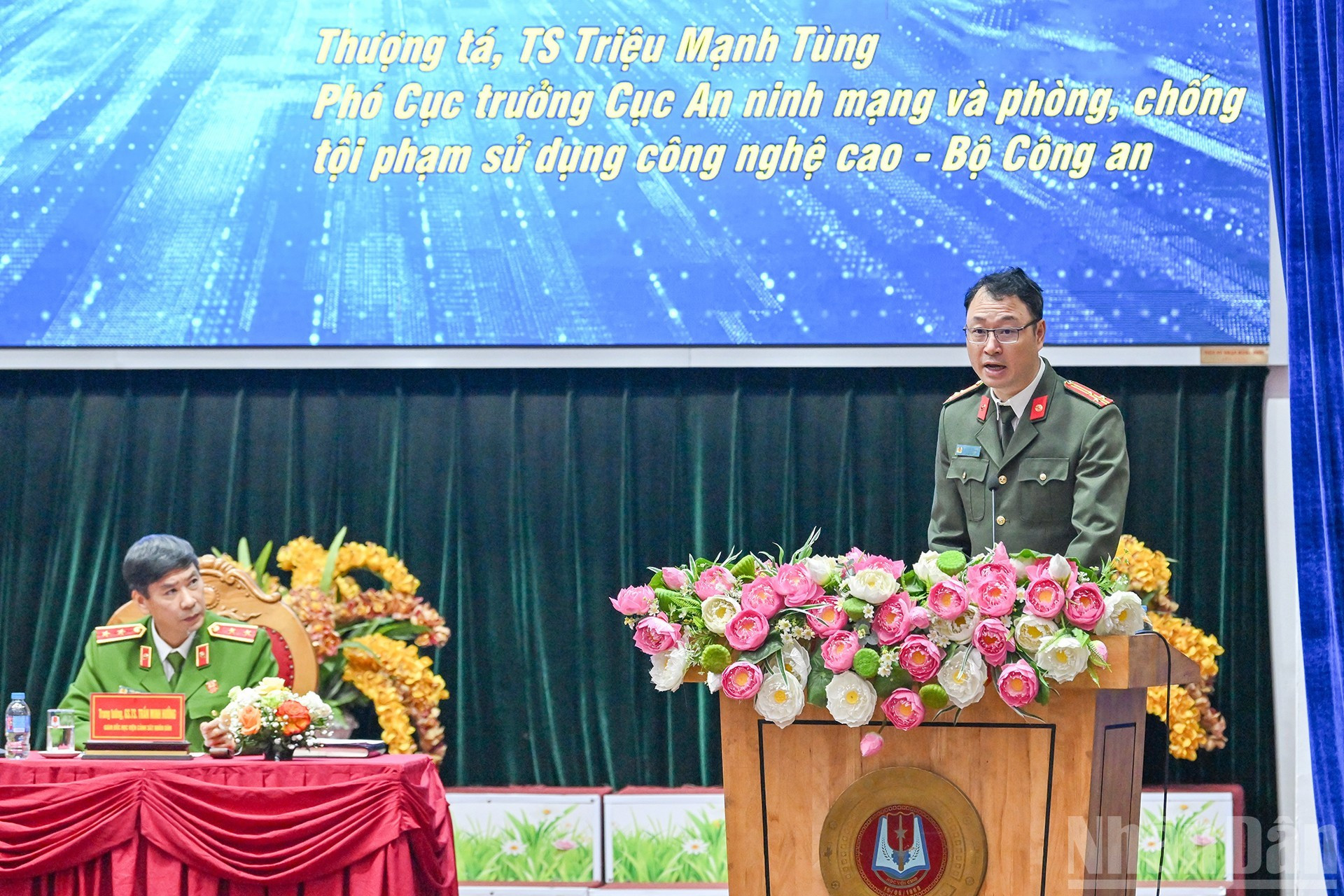 Trieu Manh Tung, director adjunto del Departamento de Ciberseguridad y Lucha contra Delitos de Alta Tecnología, adscrito al Ministerio de Seguridad Pública, presenta una ponencia.