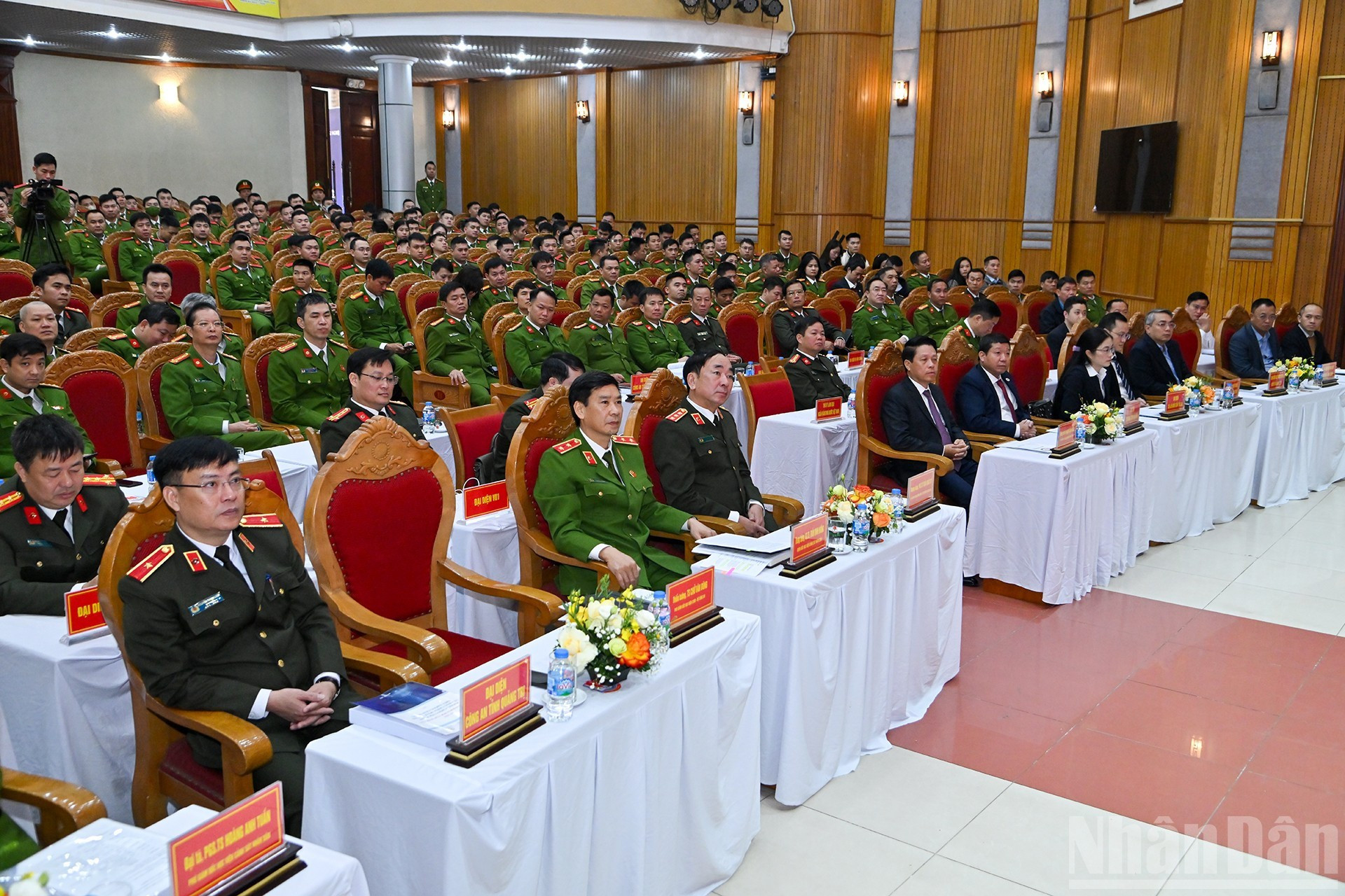 El viceministro de Seguridad Pública Tran Quoc To y delegados al coloquio.