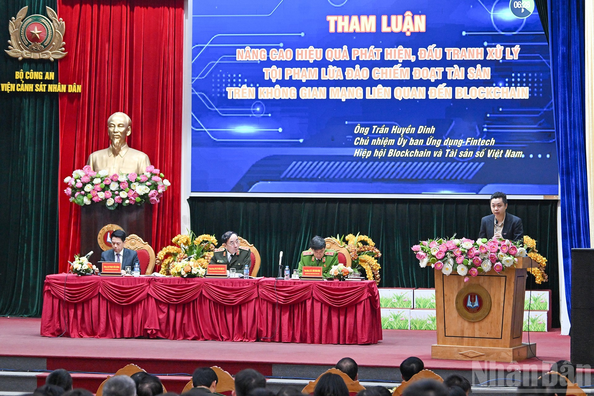 Tran Huyen Dinh, jefe de la Comisión de Aplicación de Tecnología Financiera de la Asociación de Cadena de Bloque y Activos Digitales de Vietnam, expone una ponencia.