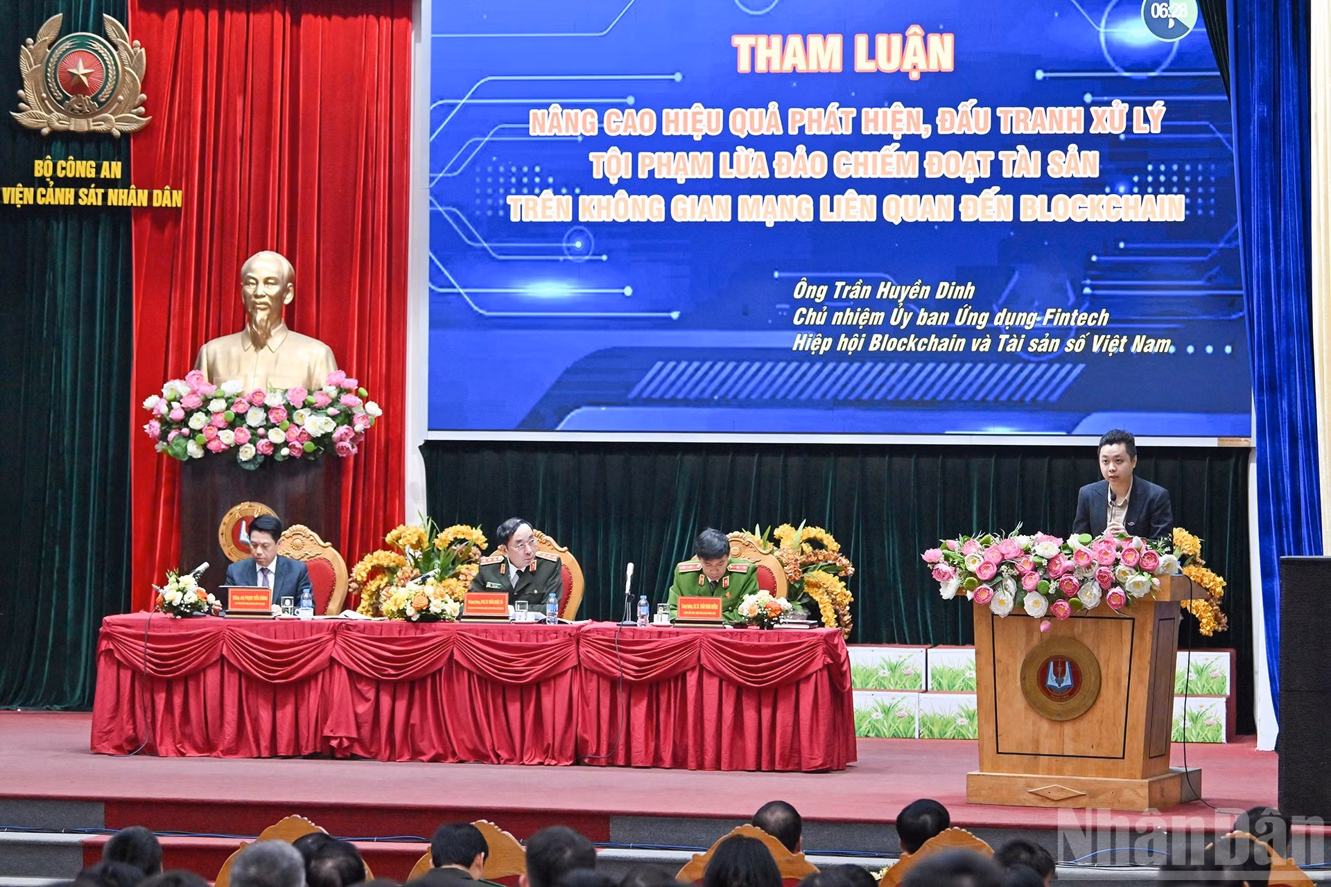 Tran Huyen Dinh, jefe de la Comisión de Aplicación de Tecnología Financiera de la Asociación de Cadena de Bloque y Activos Digitales de Vietnam, expone una ponencia.