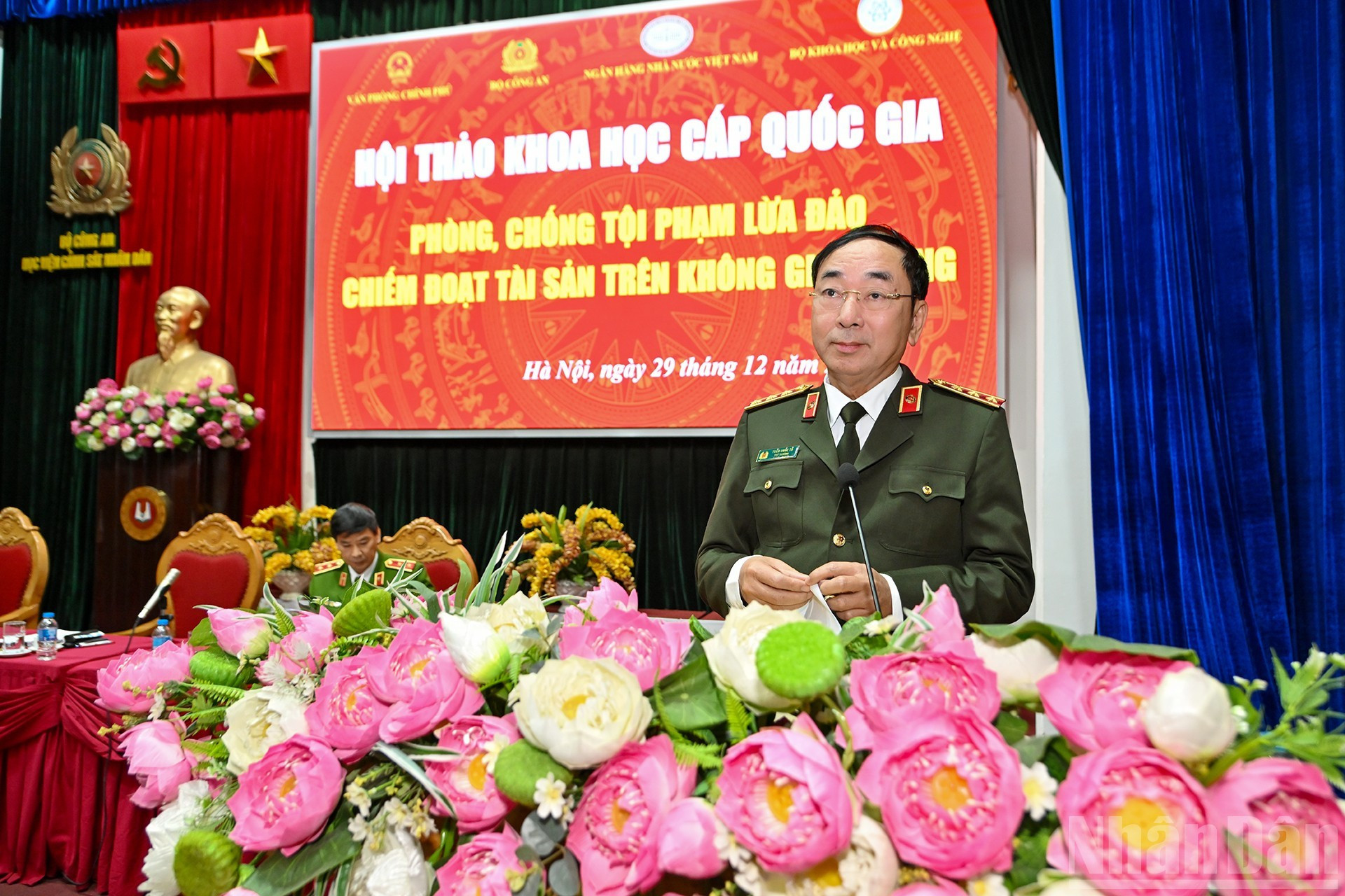 El viceministro de Seguridad Pública Tran Quoc To imparte directrices.