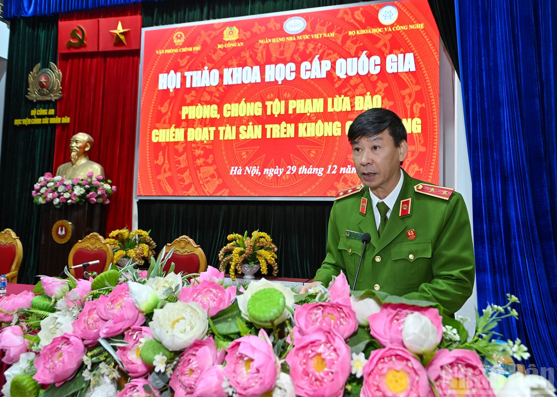 El general de división Tran Minh Huong, director de la Academia de Policía Popular, pronuncia el discurso inaugural.