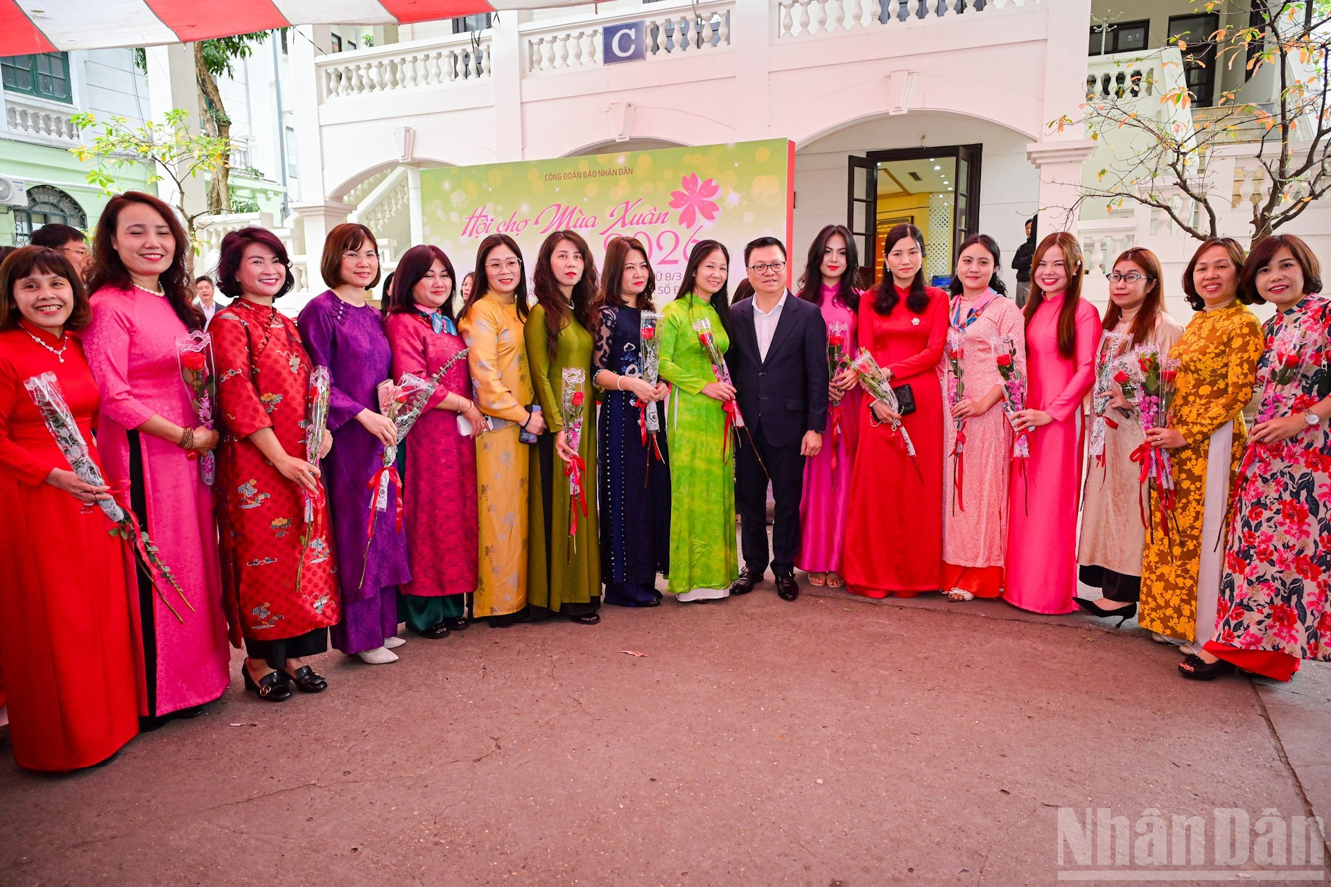 Las empleadas de Nhan Dan lucen gracia ataviadas con el “ao dai” (túnica tradicional de los vietnamitas). Este código de vestimenta corresponde con un movimiento recién lanzado por la Unión de Mujeres de Vietnam con motivo del Día Internacional de la Mujer.