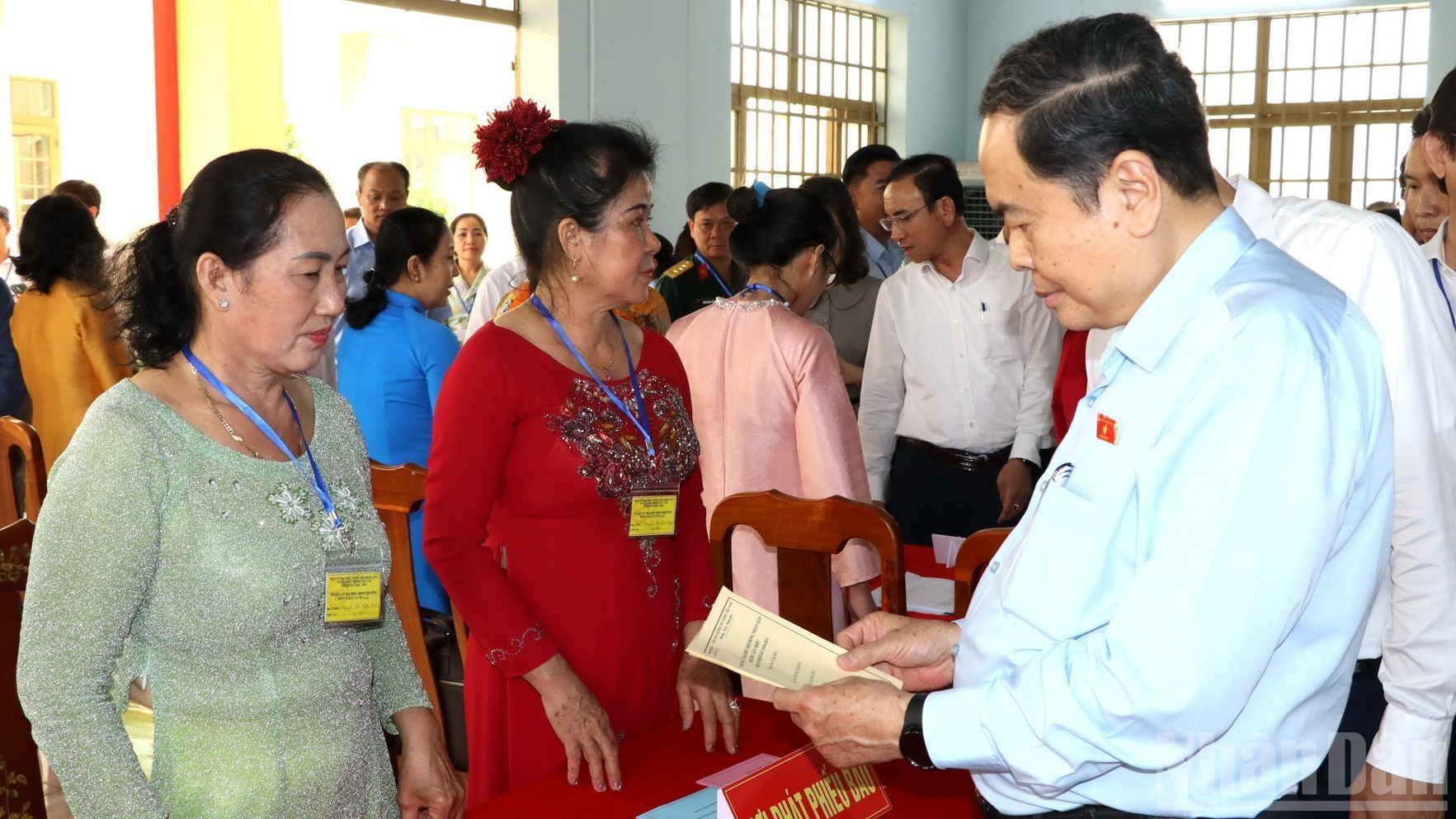 El presidente de la AN y titular del Consejo Electoral Nacional, Tran Thanh Man, inspecciona la circunscripción electoral 17, en el barrio de Tan Trieu.