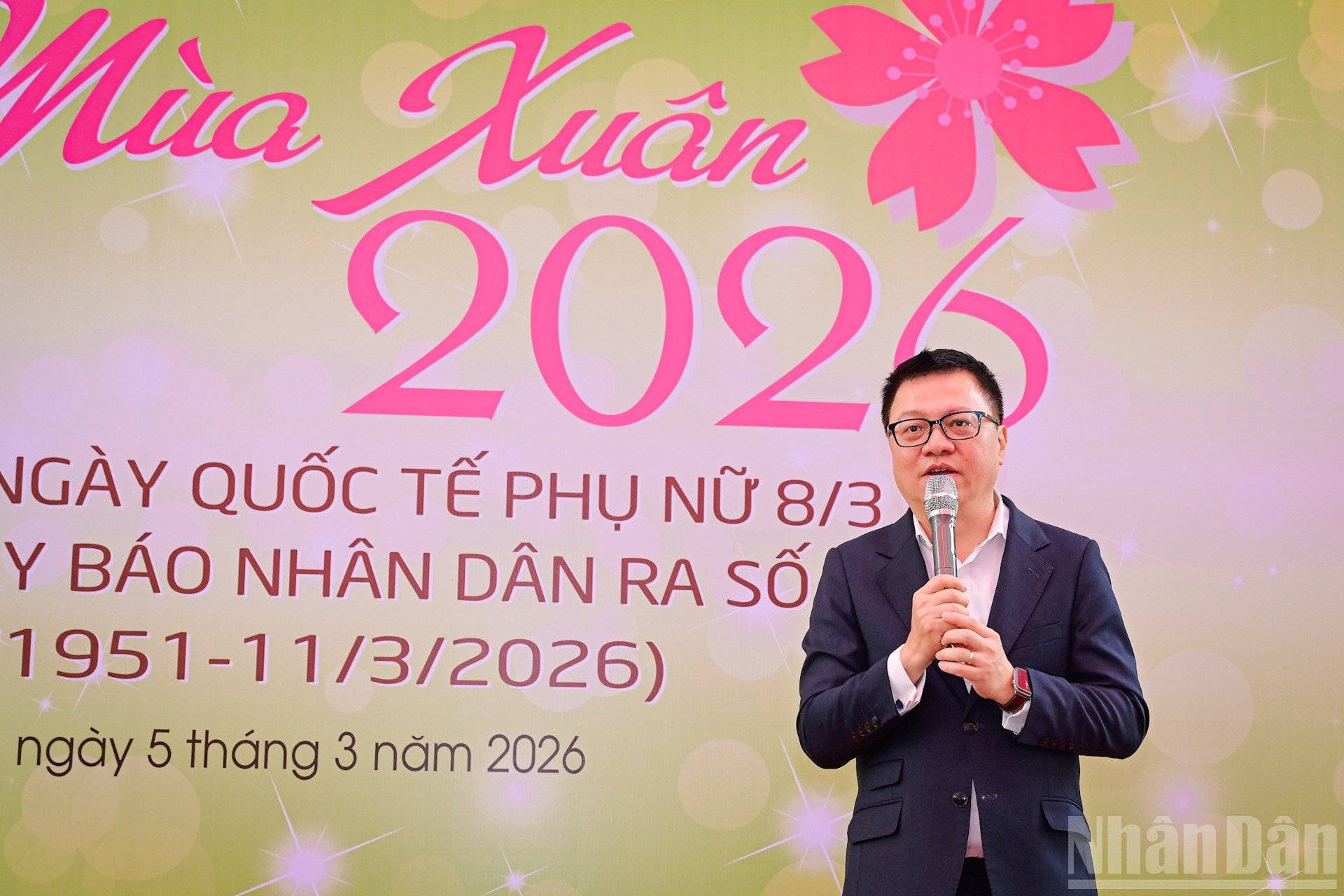 Le Quoc Minh, miembro del Comité Central del Partido, presidente-editor de Nhan Dan, subjefe de la Comisión de Propaganda y Movilización de Masas del Comité Central del Partido y titular de la Asociación de Periodistas del país, felicita a las sindicalistas de Nhan Dan por el Día Internacional de la Mujer.