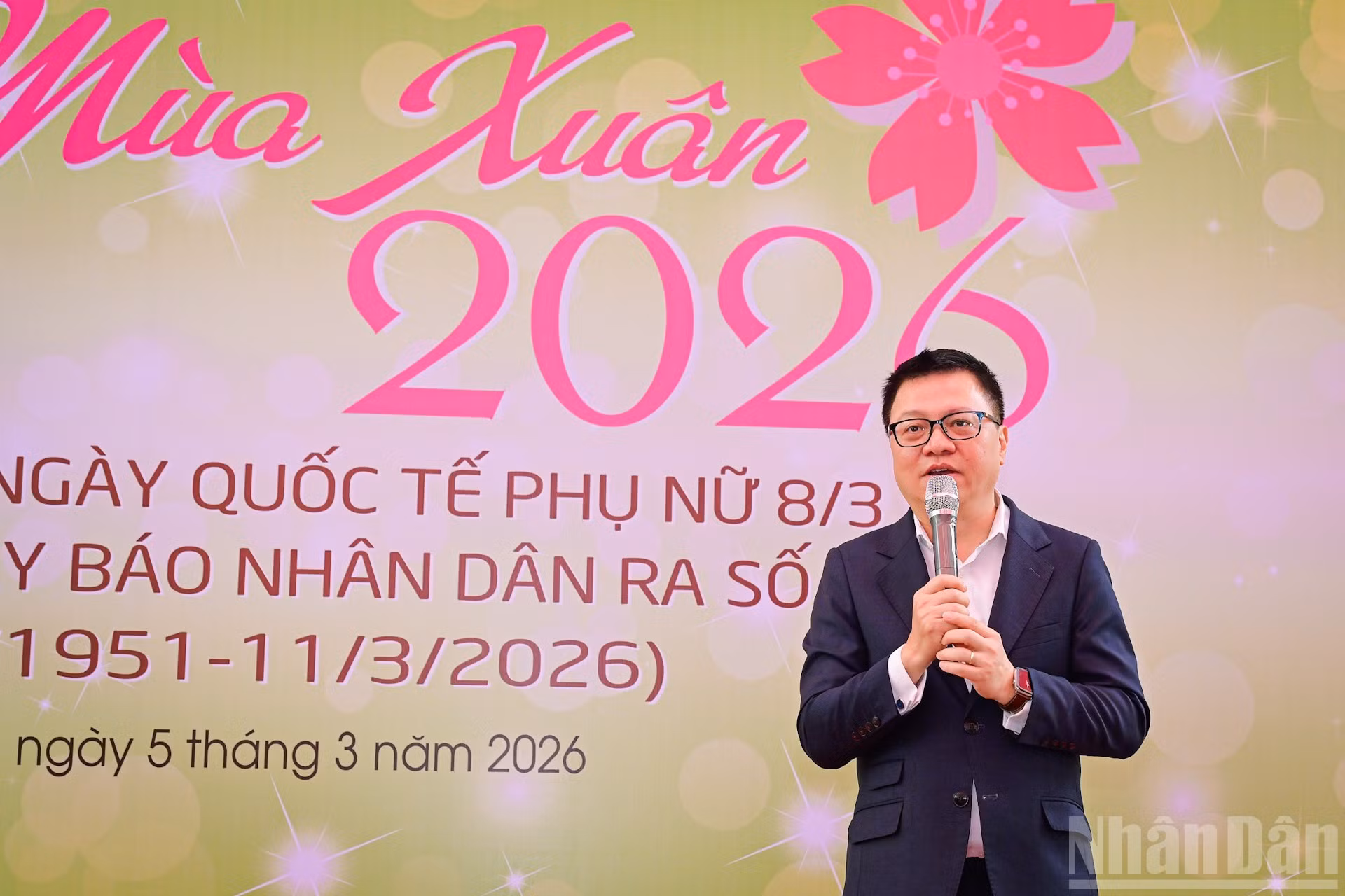 Le Quoc Minh, miembro del Comité Central del Partido, presidente-editor de Nhan Dan, subjefe de la Comisión de Propaganda y Movilización de Masas del Comité Central del Partido y titular de la Asociación de Periodistas del país, felicita a las sindicalistas de Nhan Dan por el Día Internacional de la Mujer.