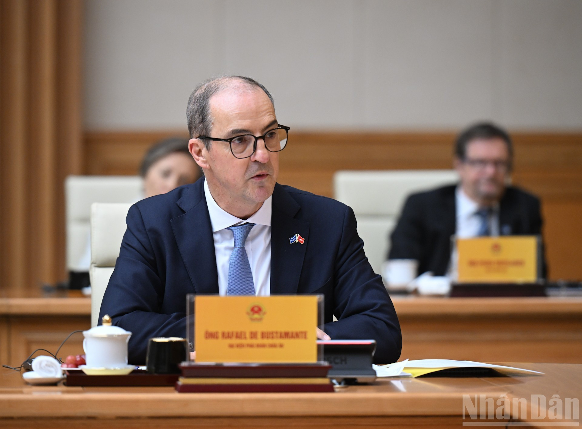 Rafael De Bustamante, jefe de la Delegación de la Unión Europea en Vietnam, habla en la reunión.