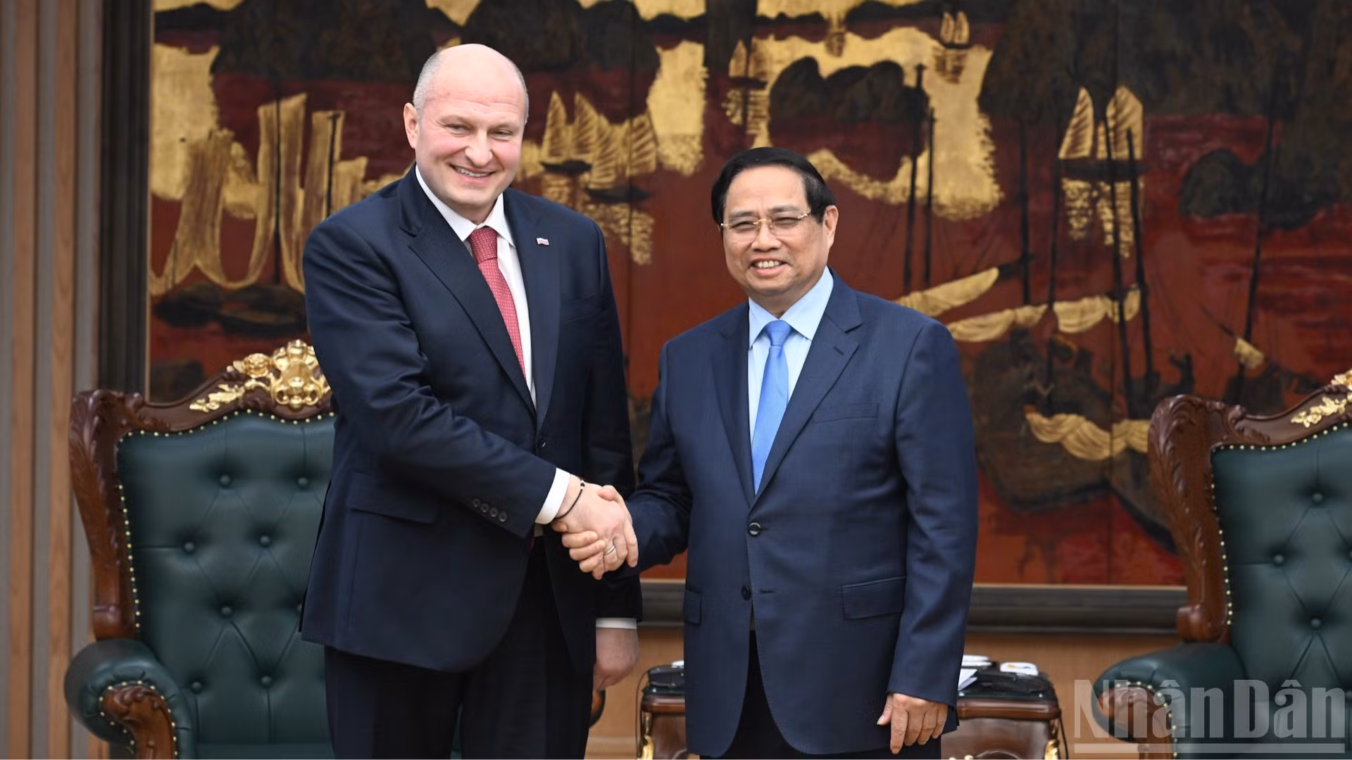 El primer ministro de Vietnam, Pham Minh Chinh (derecha), y el titular del Ministerio de Situaciones de Emergencia de Rusia, Aleksandr Kurenkov.