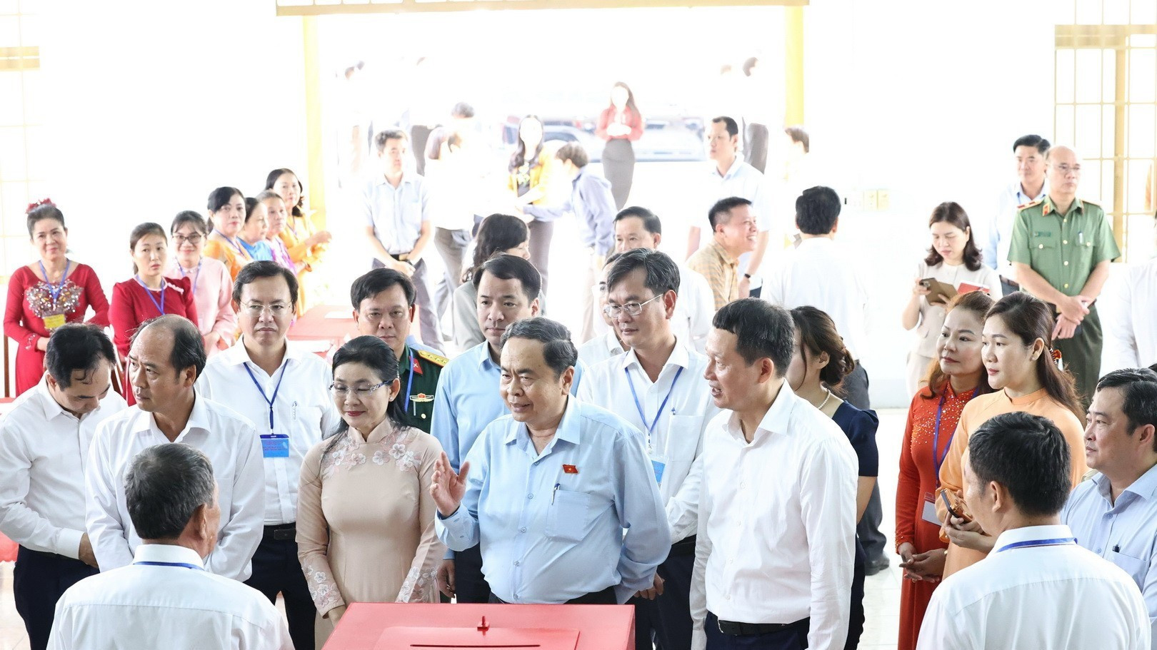 El jefe del Legislativo conversa con dirigentes de la provincia de Dong Nai y el barrio de Tan Trieu.