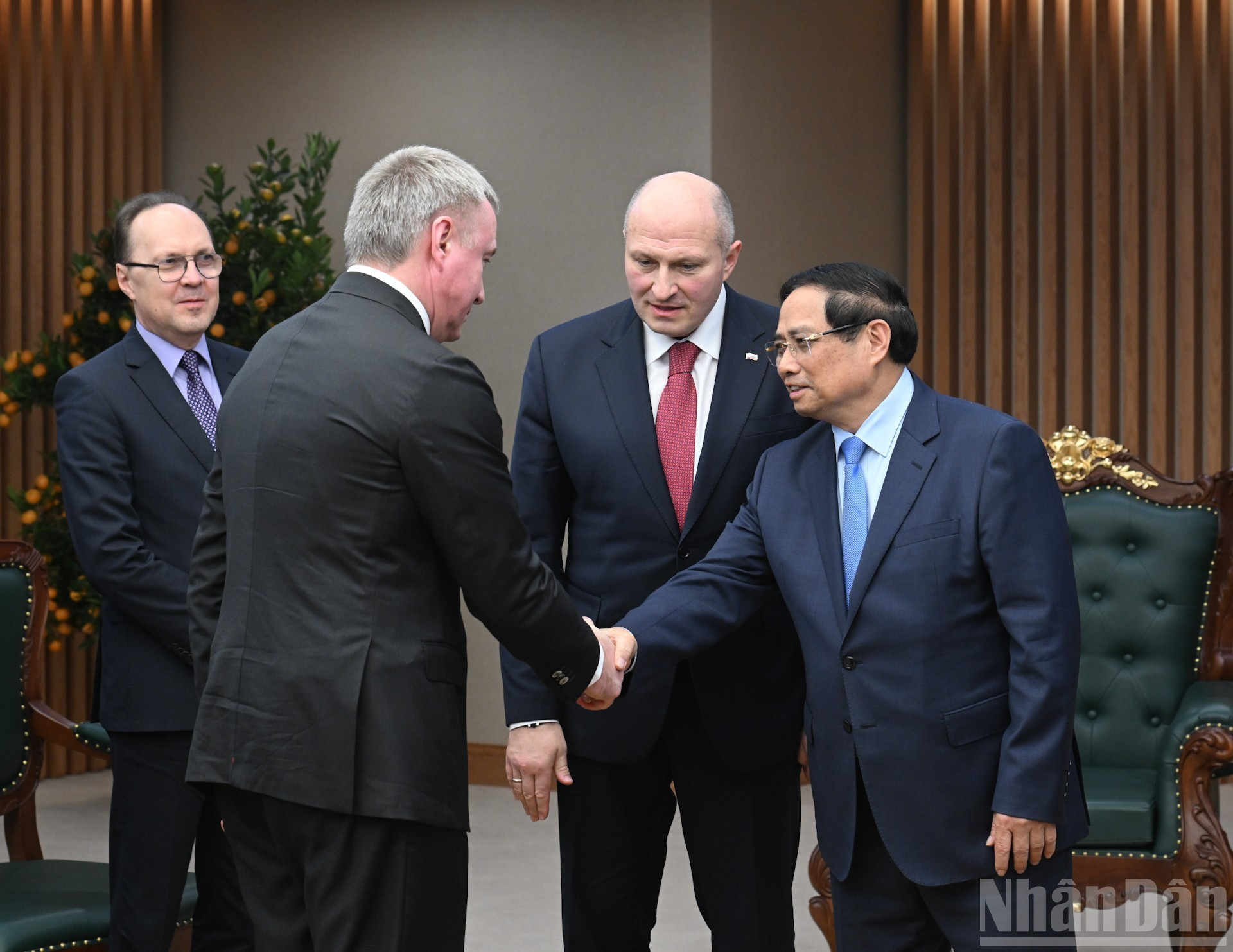 El primer ministro de Vietnam, Pham Minh Chinh, recibe a miembros de la delegación encabezada por el ministro de Situaciones de Emergencia de Rusia, Aleksandr Kurenkov.