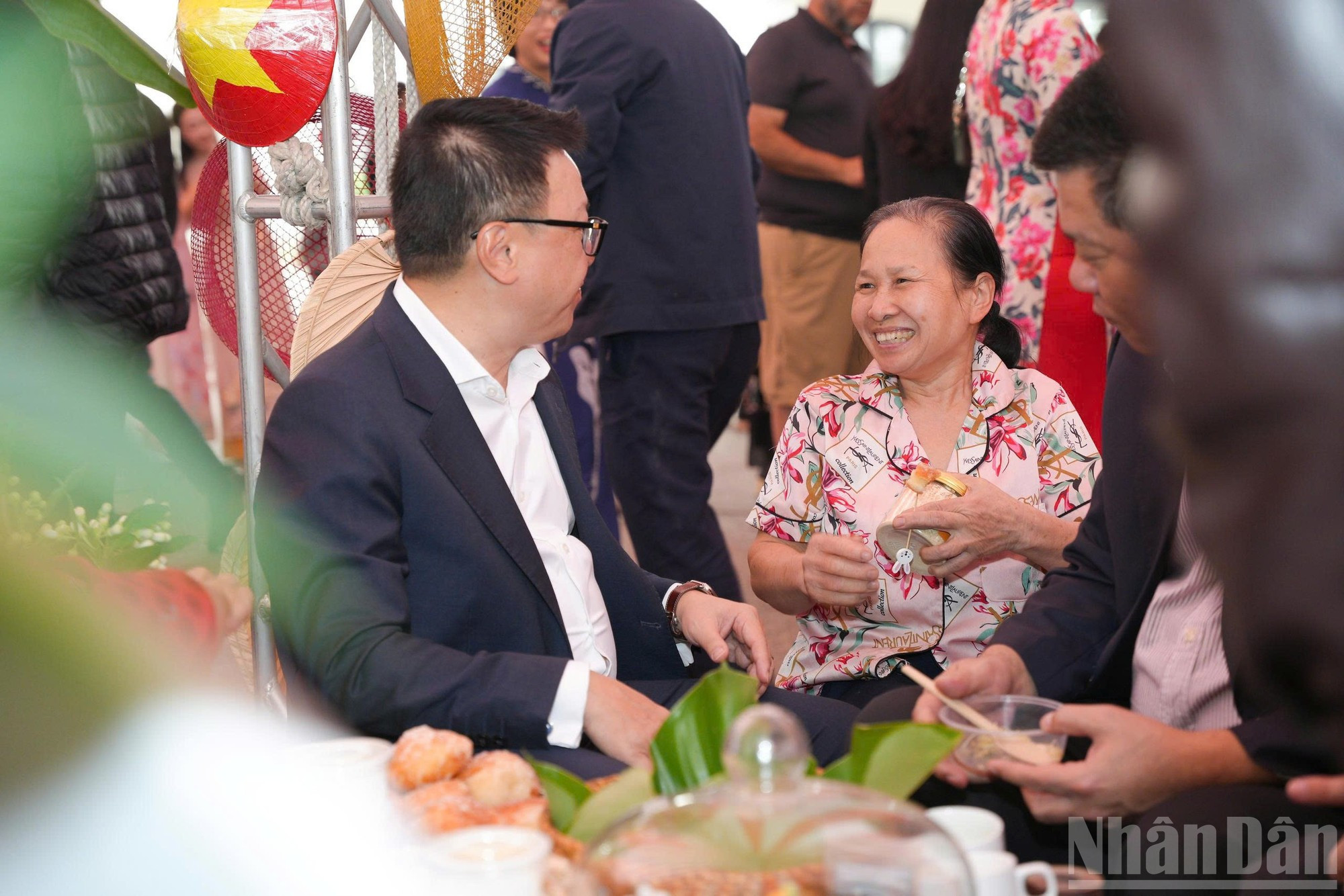 La foto que gana el certamen muestra una charla entre dirigentes de Nhan Dan y una trabajadora.