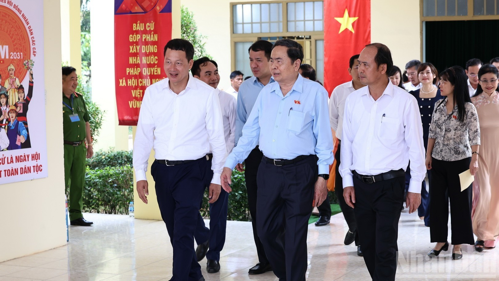 El presidente de la AN y titular del Consejo Electoral Nacional, Tran Thanh Man, inspecciona la realización de los comicios en el barrio de Tan Trieu.