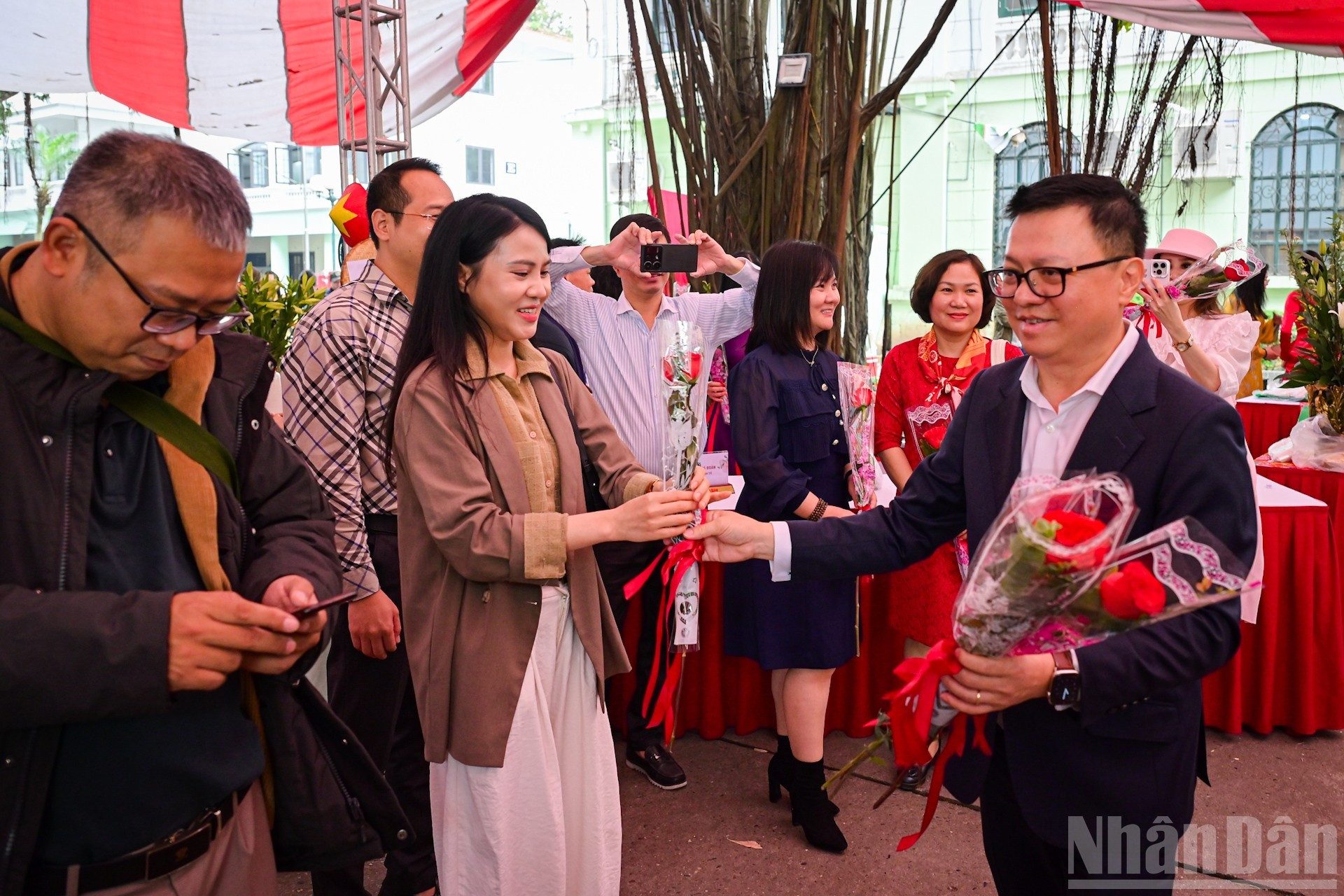 El presidente-editor de Nhan Dan, Le Quoc Minh, envía su enhorabuena a las empleadas del periódico.